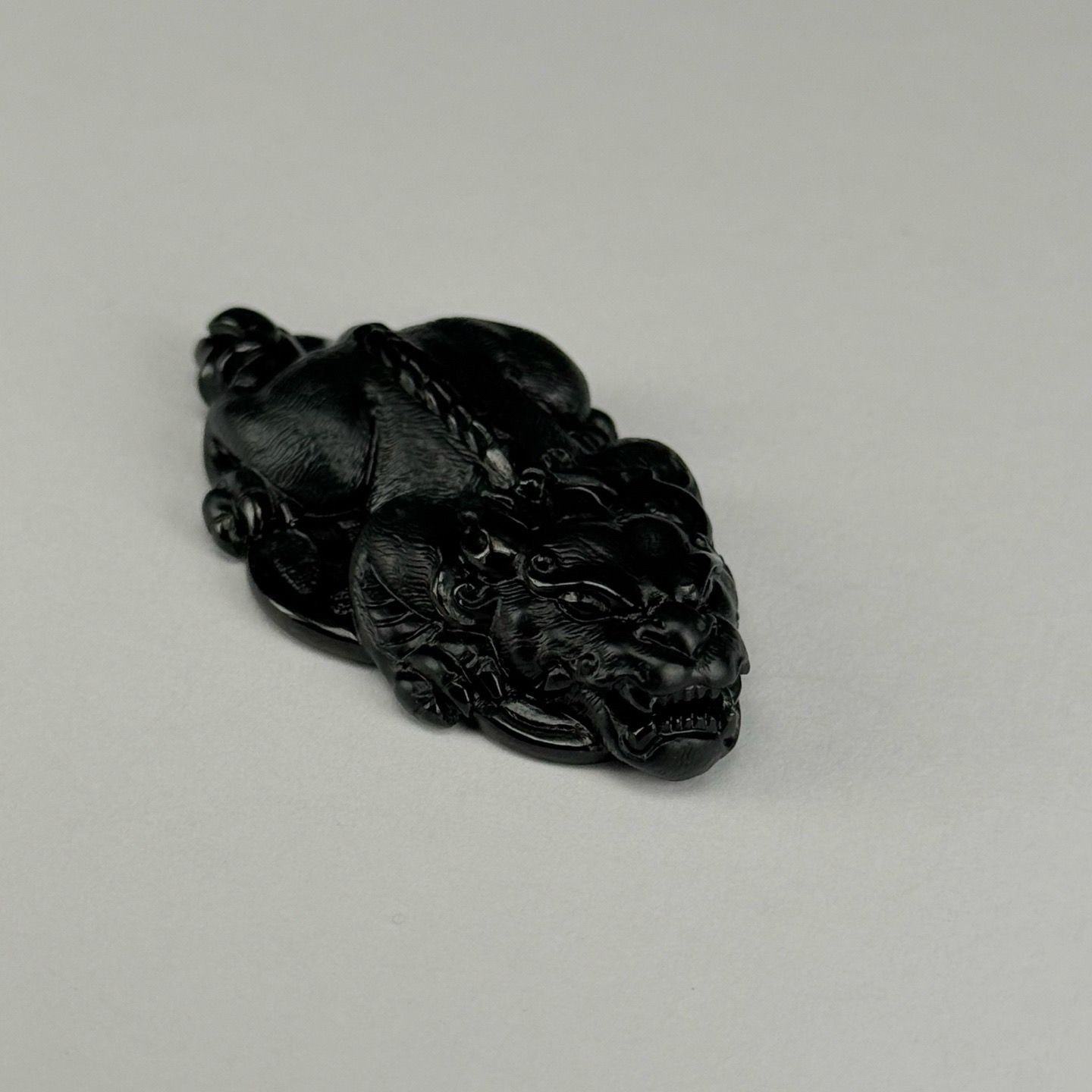 精品墨翠大貔貅裸石 种好色正 黑度好 打灯通透 油性十足 尺寸46.1