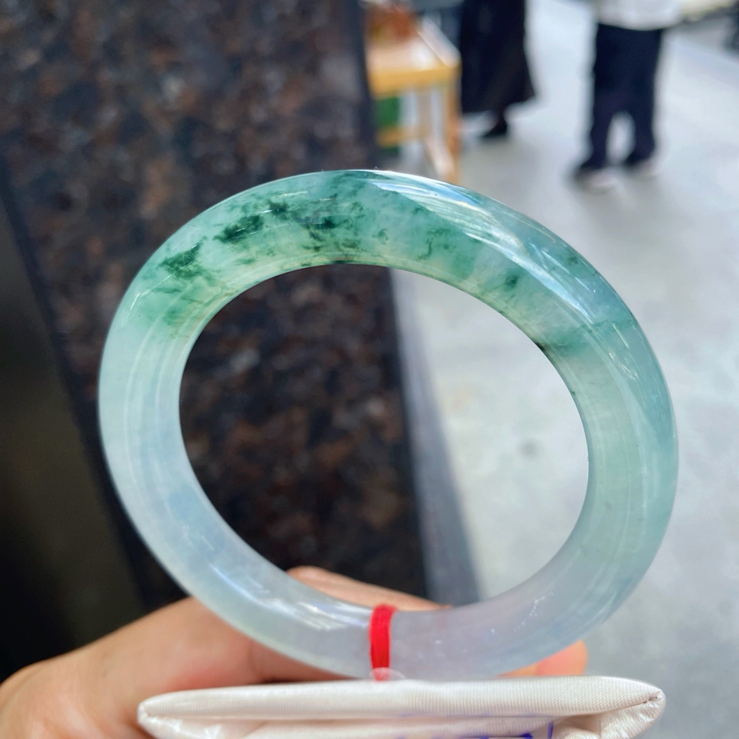 圈口56.9-11.1-10.8    【冰种飘绿花圆条手镯】圈口56  57可戴