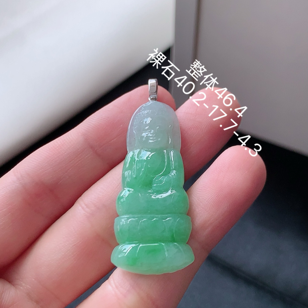 冰飘绿观音吊坠。翠色明媚 种老水润，饱满细腻，佩戴优雅时尚 货号35525，40.2-17.7-4.