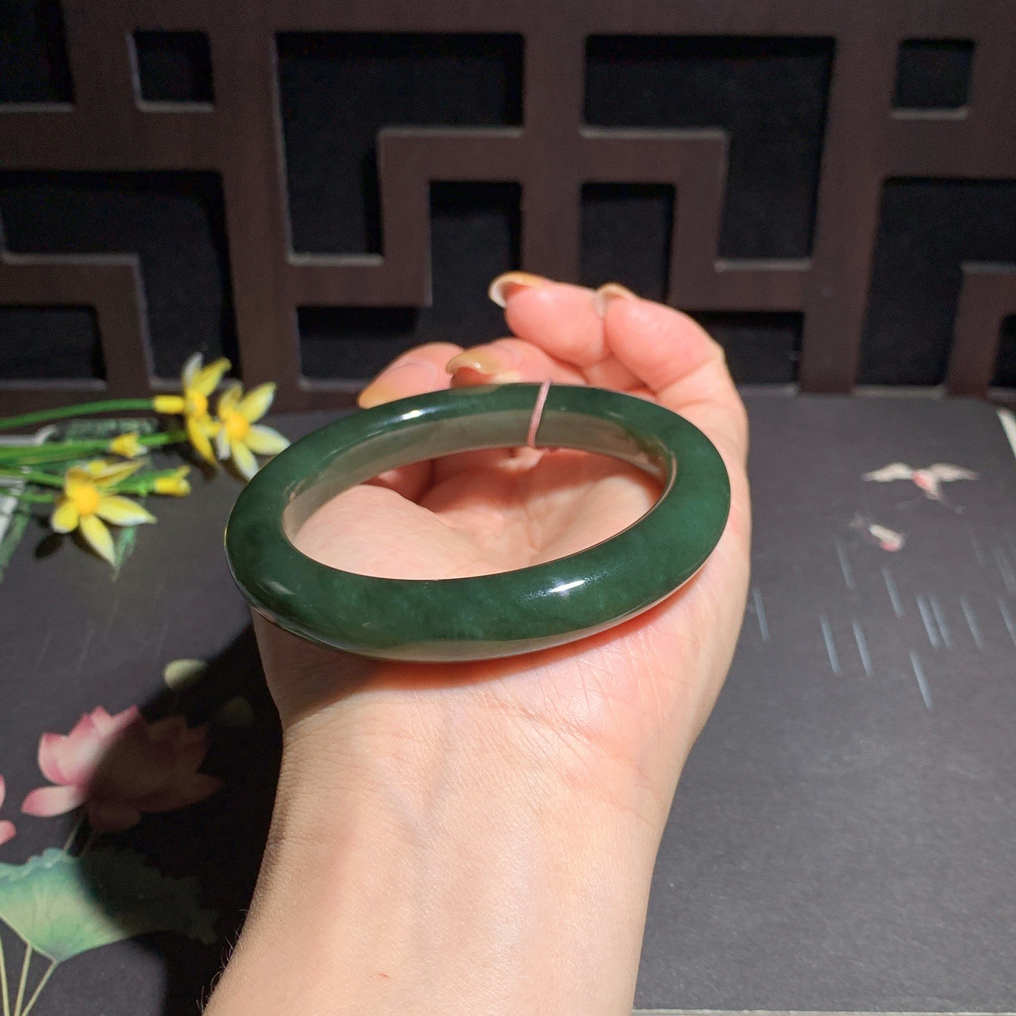 和田玉56.5圈口菠菜绿手镯！玉质细腻油润 底色纯净 无裂无黑 脂粉好，品质好