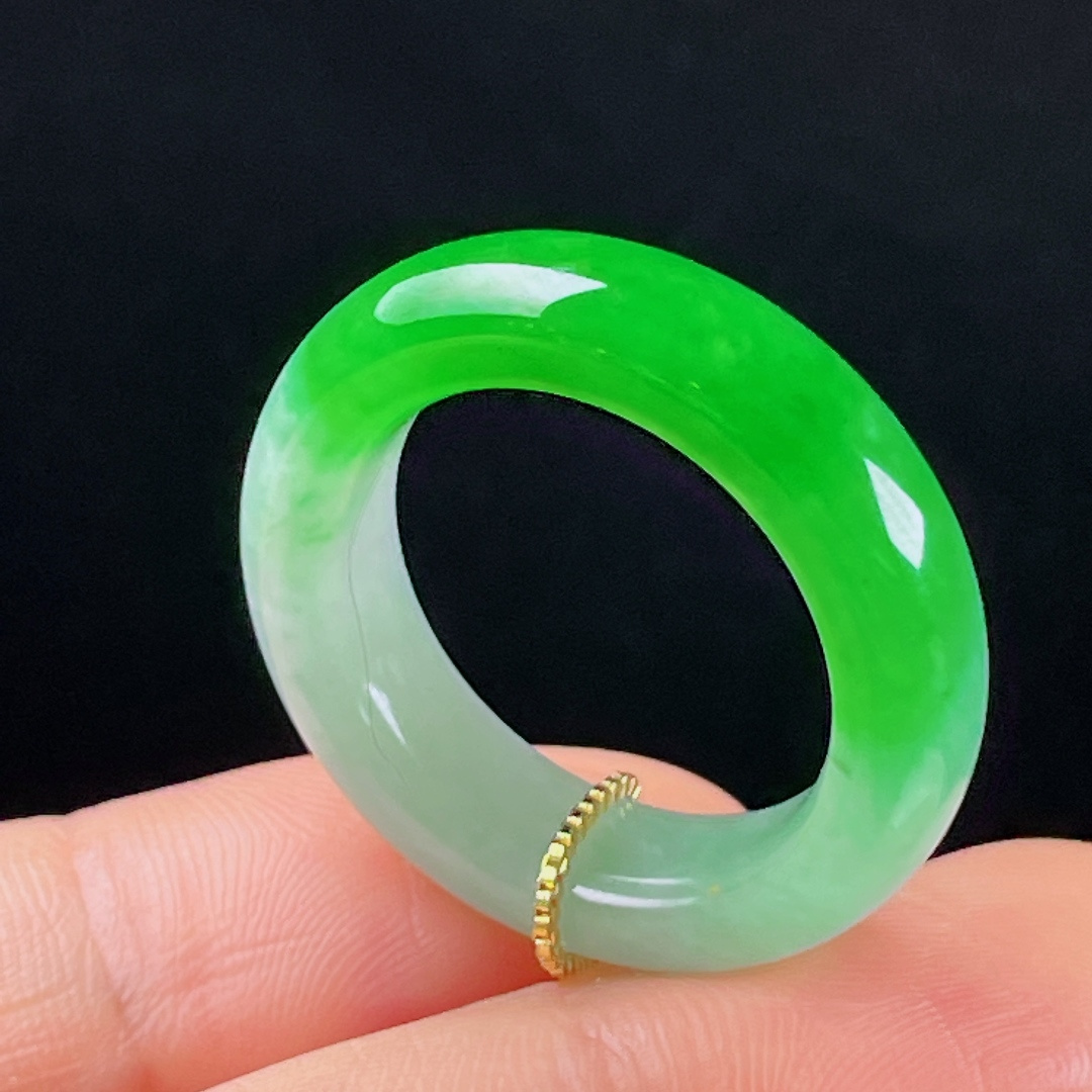 ️阳绿指环，老种起光，细底通透，尺寸：6.6/4.8圈口19.5mm0527