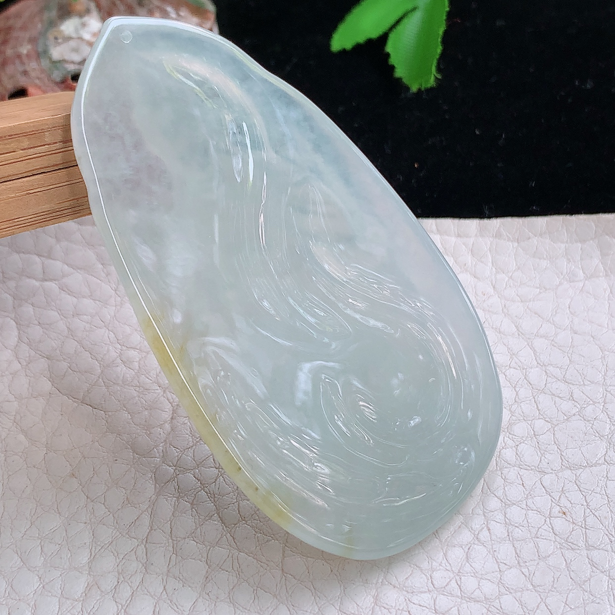 lz实拍71.5*41*6.8天然缅甸翡翠a货冰双彩文殊菩萨 生肖守护神玉吊坠