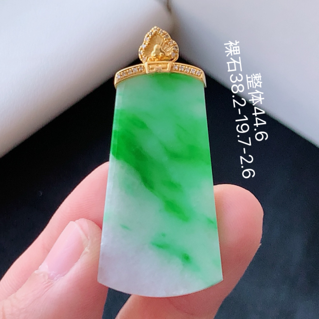 冰飘绿无事牌吊坠  底子细腻莹润 冰润起胶  色泽鲜艳。佩戴清新优雅 货号19525，38.2-19