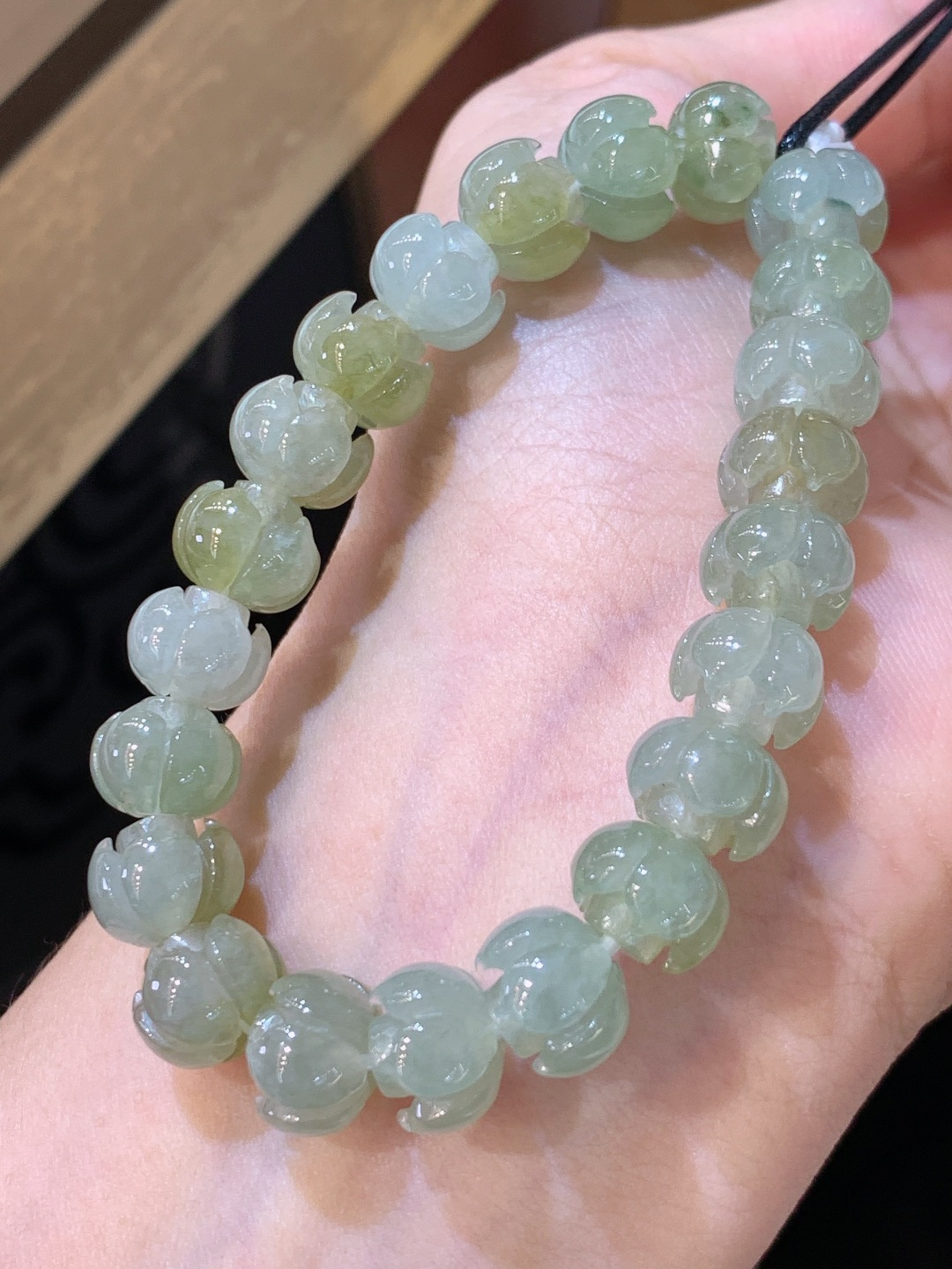 飘黄莲花手串，雕工细腻造型别致，清雅脱俗