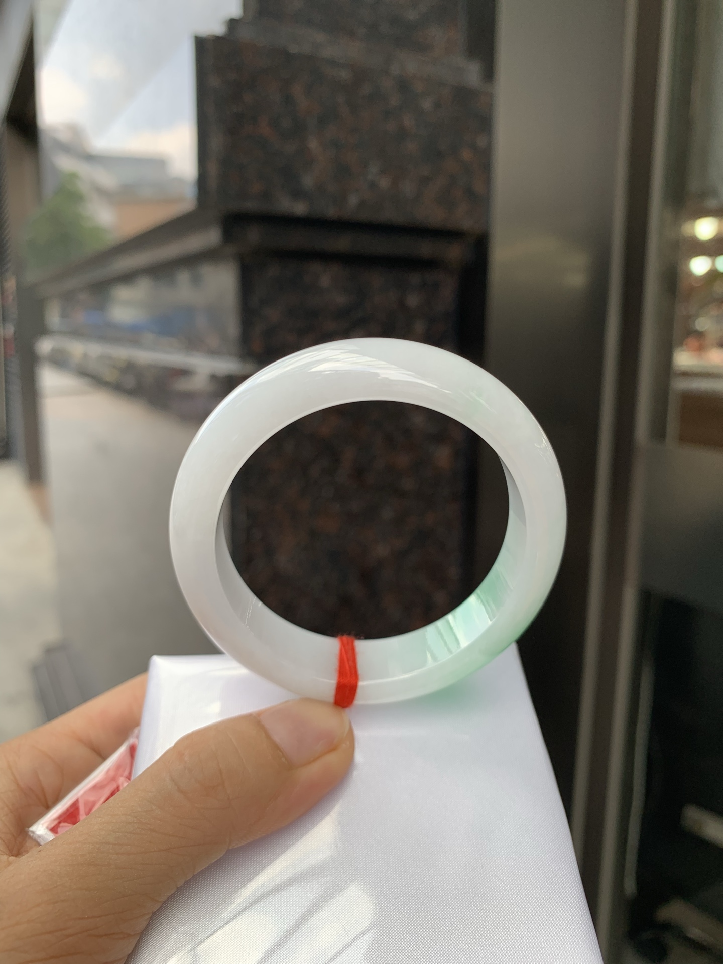 白底青阳绿正圈 52.5-7.8-13.3 0527-231 打灯细纹，不影响，底妆水润细腻，一抹阳绿花色点睛之笔，更显灵动，有生命力。