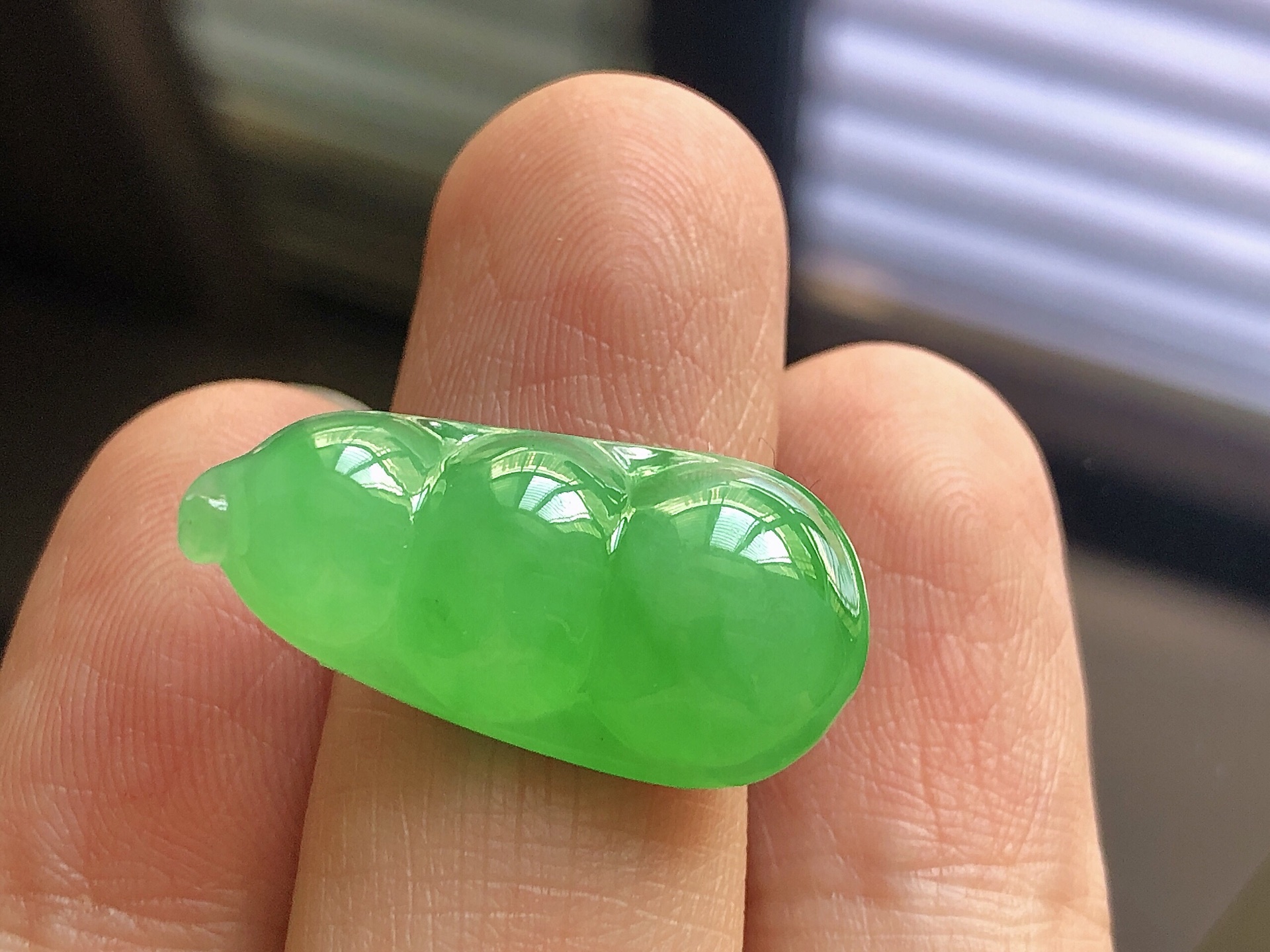 ️ 冰种阳绿福豆， 色泽艳阳，通透水润，玉质细腻，夺目迷人，镶嵌效果大气上档次，品相，无裂，尺寸26.5*13*7.6