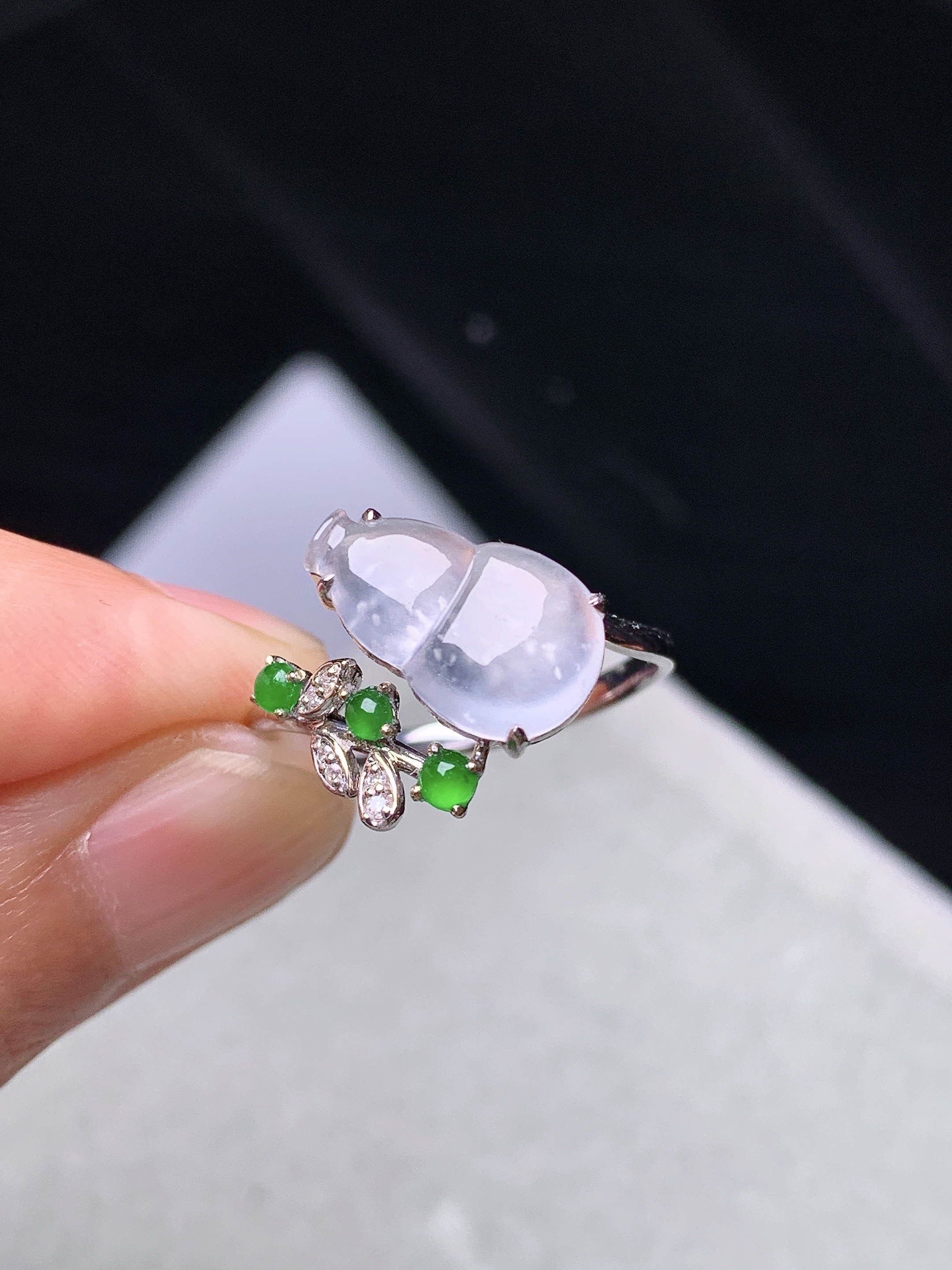 18k金钻镶嵌冰种葫芦戒指 玉质细腻 色泽艳丽清新 水润亮眼 圈口13 裸石尺寸12.3*7.6*2