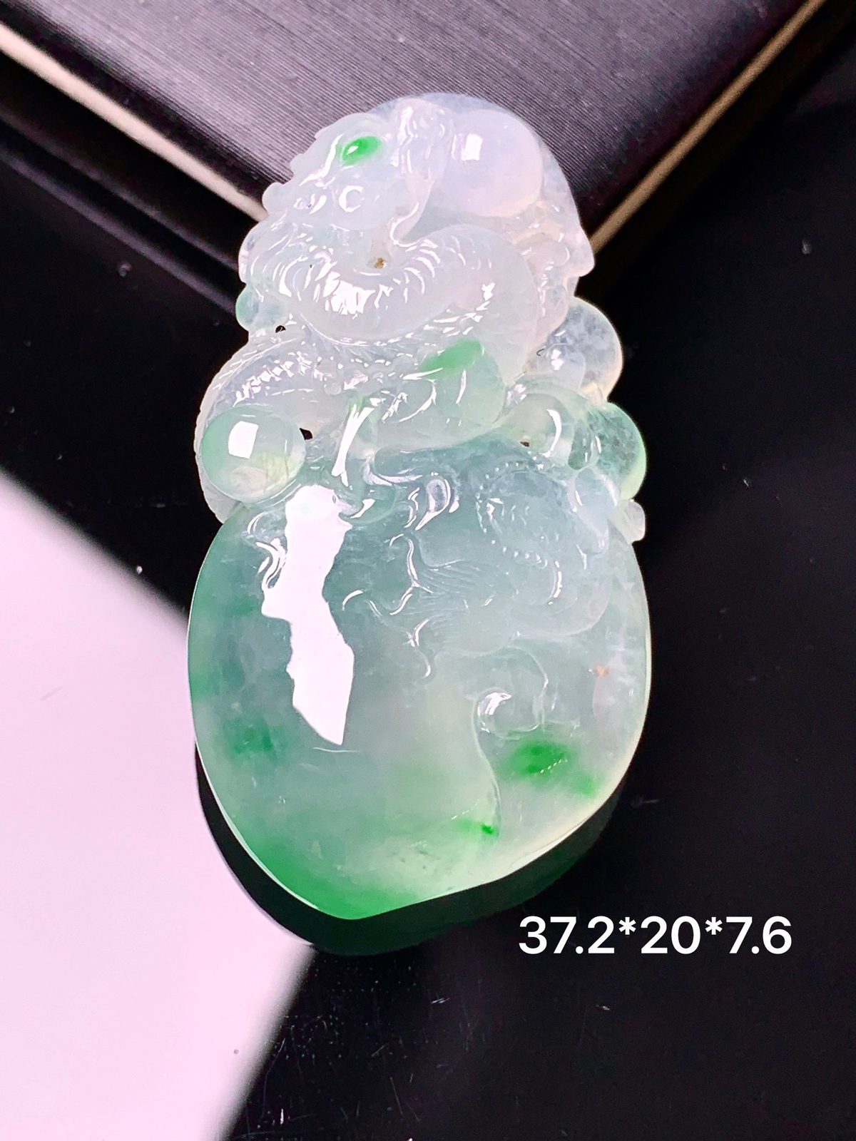 冰种飘绿寿桃吊坠 玉质细腻 色泽清新艳丽 整体尺寸37.2*20*7.6 C1