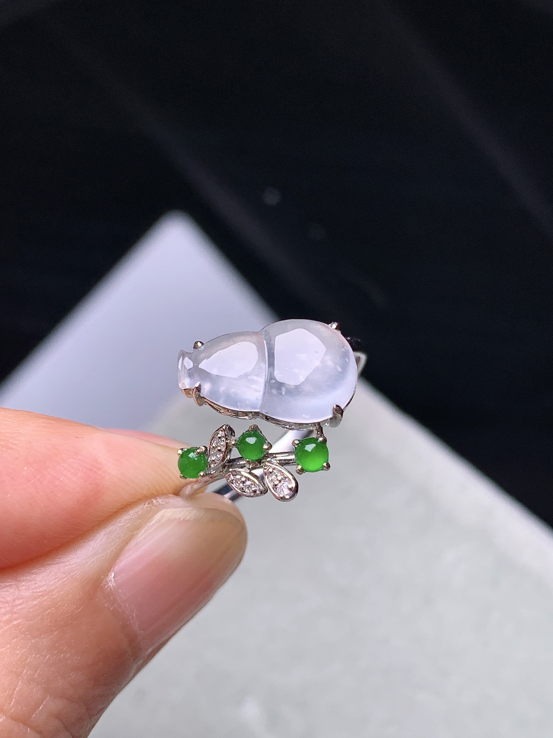 18k金钻镶嵌冰种葫芦戒指 玉质细腻 色泽艳丽清新 水润亮眼 圈口13 裸石尺寸12.3*7.6*2.5 t1