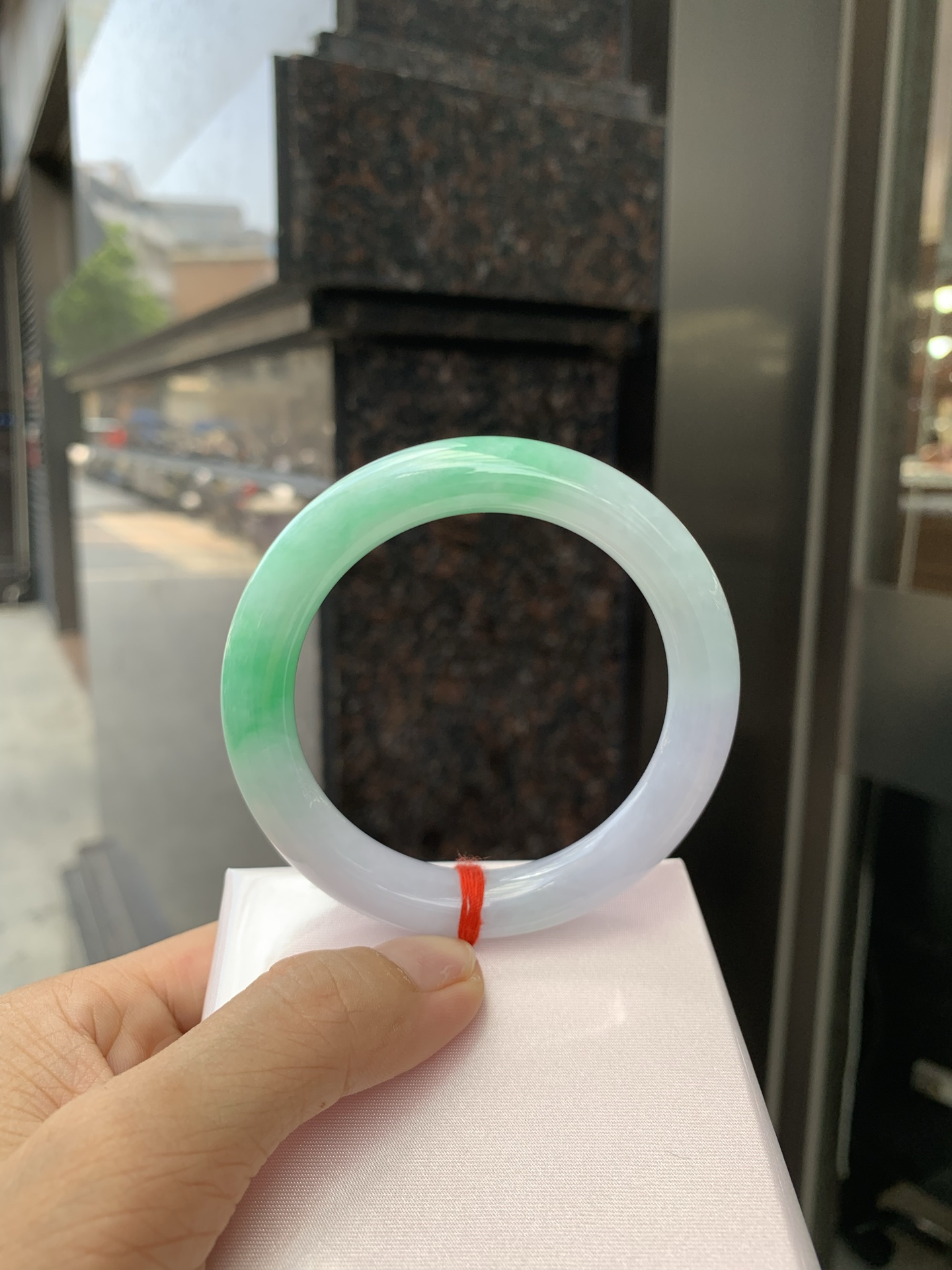 白底青半山水圆条 0527-N781-1 打灯棉线，不影响，底妆水润细腻，半圈绿花色点睛之笔，半山半水，一镯两戴，更显灵动，有生命力。