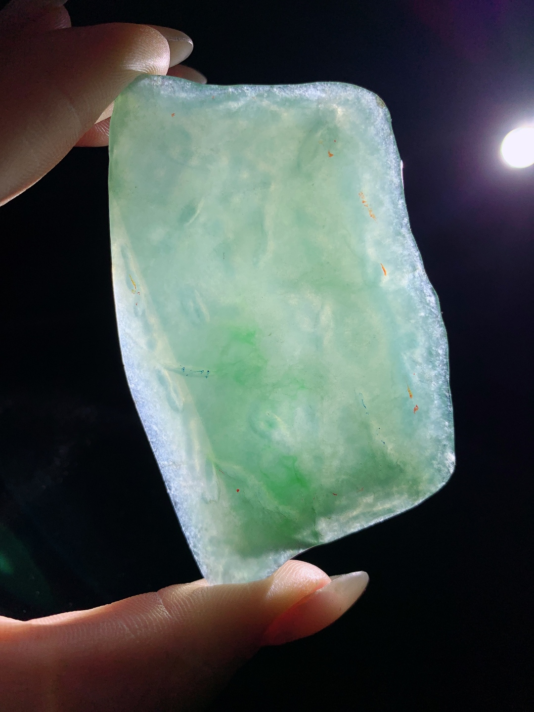 【材料】️冰晴水/牌子料/片料/板料/特色料【题材】可做牌子、人物、山水、动物、花件……等推荐参考【尺寸】82.5-64.4-6.8【重量】57.4克材料优选•冰凝晴水漾清光，一整片玉染湖苍。•晴水翡翠自带清宁禅意，淡绿底色温和雅致，不张扬却自带温润风骨。素雕随形平安无事牌，可完整留存天然晴水满色气韵，尽显冰种通透胶感；巧雕山水、观音、荷花、佛造像题材，能借整片匀净绿底铺展湖山春色，无需刻意补色构图，天然水色便是清雅底色。晴水寓意和顺安宁、四季长青，贴身佩戴衬人温婉气度，满色冰晴水原料稀缺耐看，收藏佩戴皆相宜，静待匠人落刀，将一汪平湖清韵凝作随身美玉。