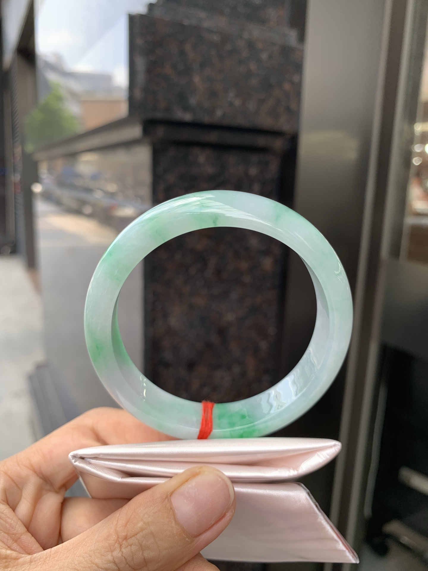 白底青阳绿正圈 58.9-7.5-13.9 0527-231 打灯多处细纹，不影响，底妆水润细腻，满圈阳绿花色点睛之笔，更显灵动，有生命力。