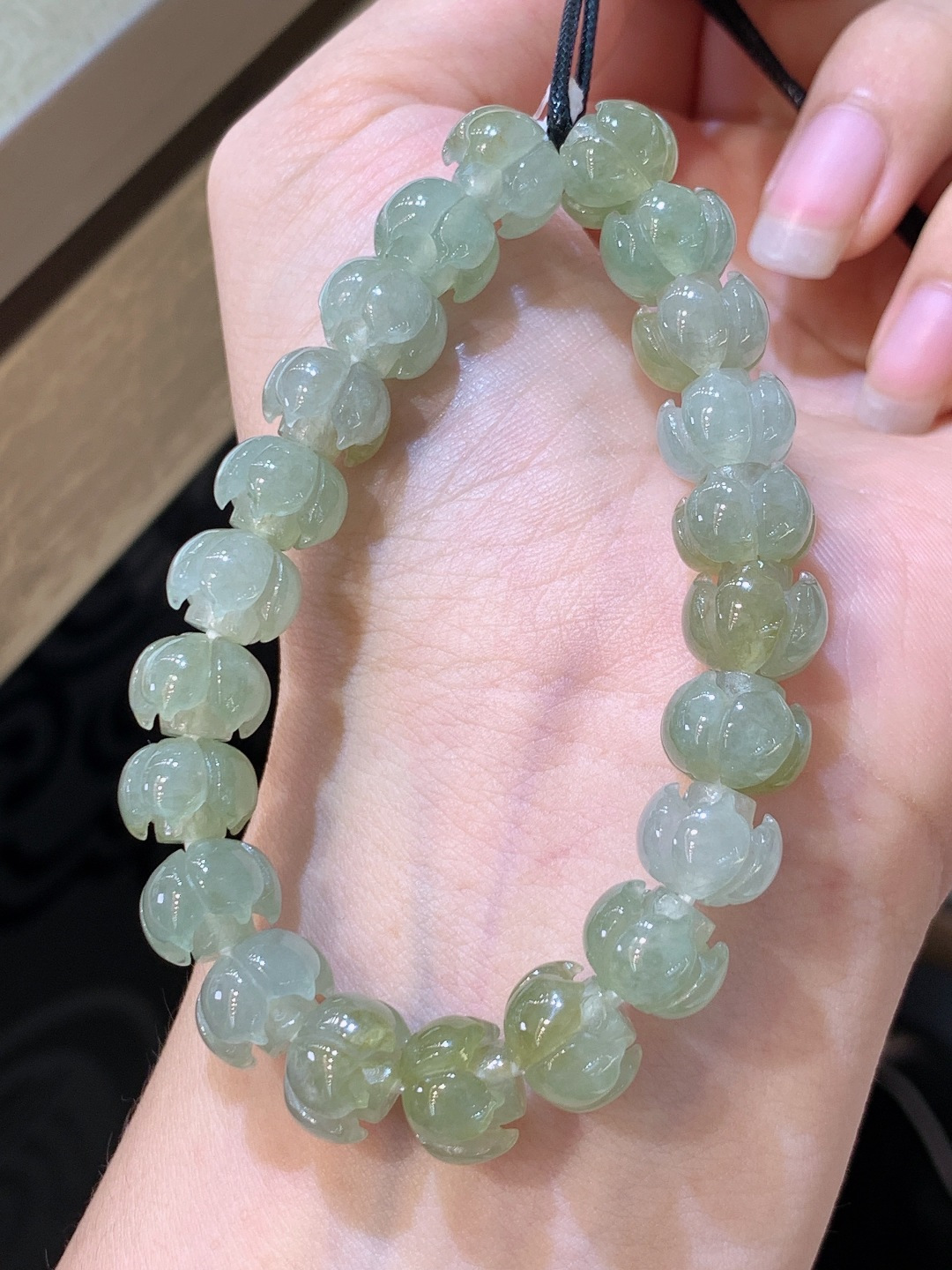 飘黄莲花手串，雕工细腻造型别致，清雅脱俗