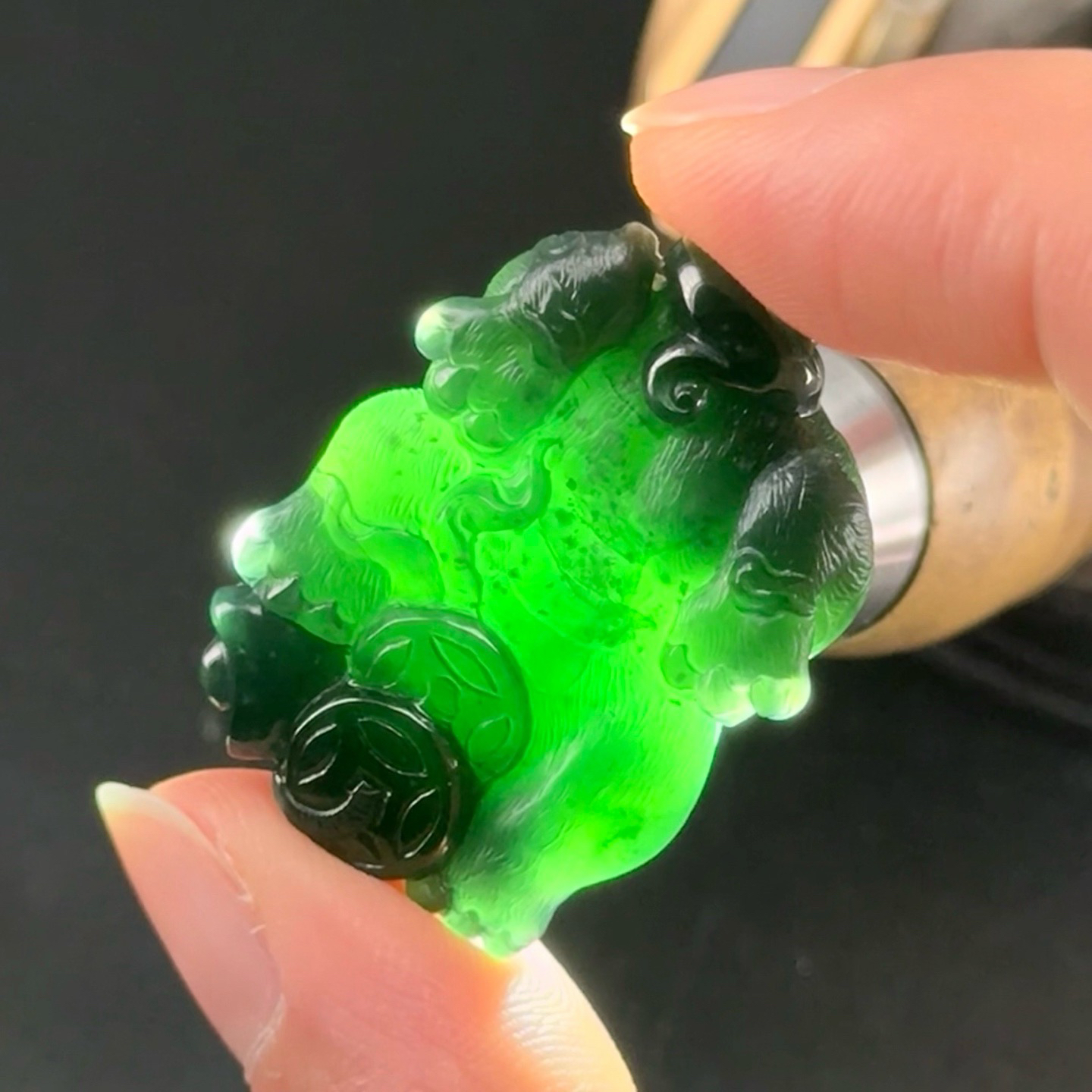精品墨翠大貔貅裸石 种好色正 黑度好 打灯通透 油性十足  尺寸32.3
