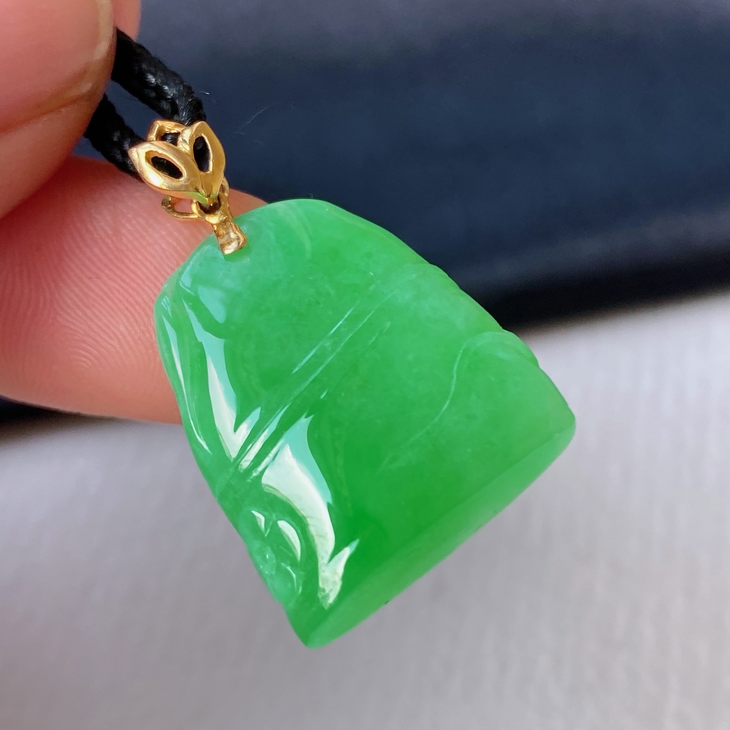 冰阳绿竹节吊坠    节节高升寓意好 翠色鲜艳冰润细腻 种色俱佳  佩戴气质优雅 货号19525，21.6-17.9-5.9