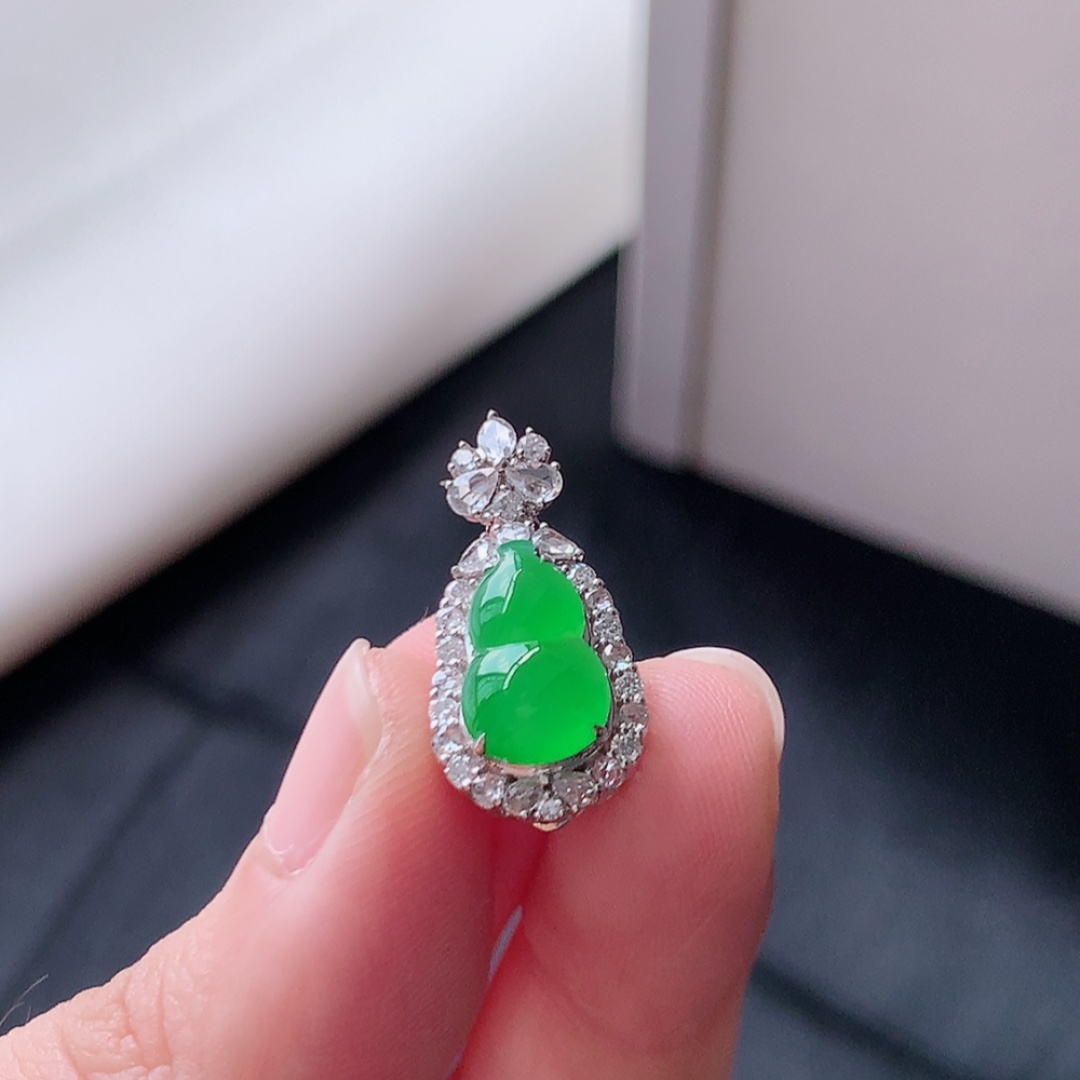 冰阳绿葫芦吊坠。冰润冰胶，种老细腻水润，佩戴优雅精致 货号52525，21.4-10.6-9.5