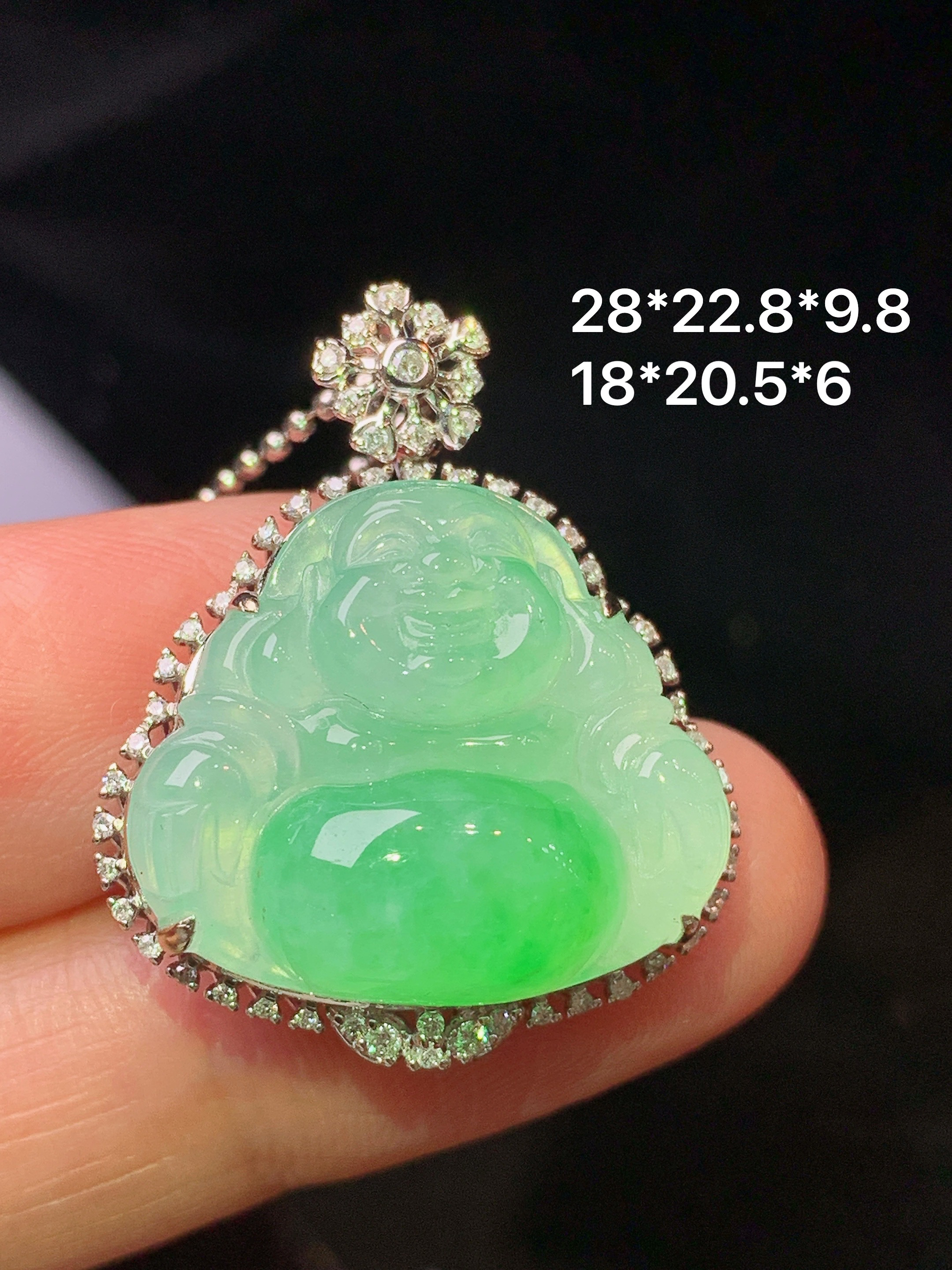 18k金钻镶嵌冰阳佛公吊坠 玉质细腻 色泽艳丽清新 水润亮眼 整体尺寸28*22.8*9.8 j2