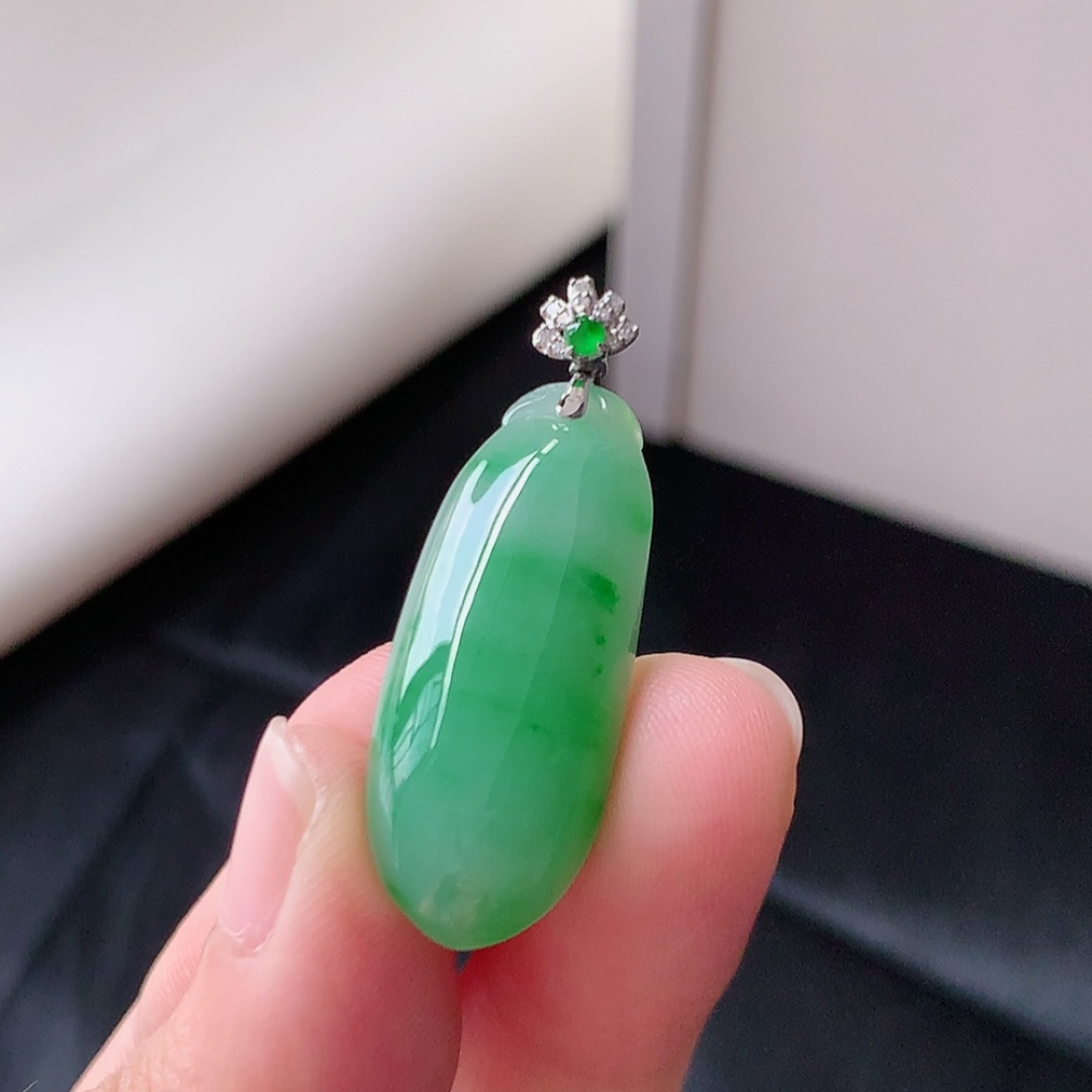冰飘绿福瓜吊坠。翠色明媚 种老水润，饱满细腻，佩戴优雅时尚 货号35525，29.4-12.2-7.3