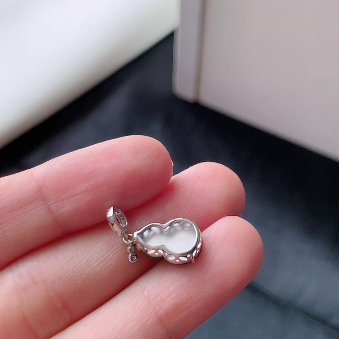 冰阳绿葫芦吊坠。冰润冰胶，种老细腻水润，佩戴优雅精致 货号52525，18.7-7.7-4.6