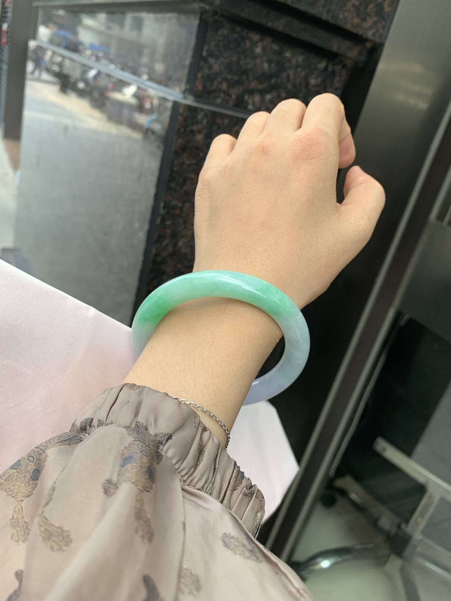 白底青半山水圆条 0527-N781-1 打灯棉线，不影响，底妆水润细腻，半圈绿花色点睛之笔，半山半水，一镯两戴，更显灵动，有生命力。