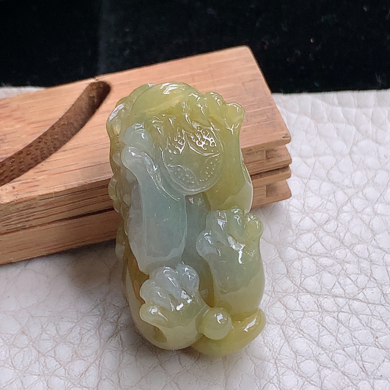 lz实拍37*15.3*17.5天然缅甸翡翠a货冰黄招财貔貔 玉皮休玉吊坠 玉挂件