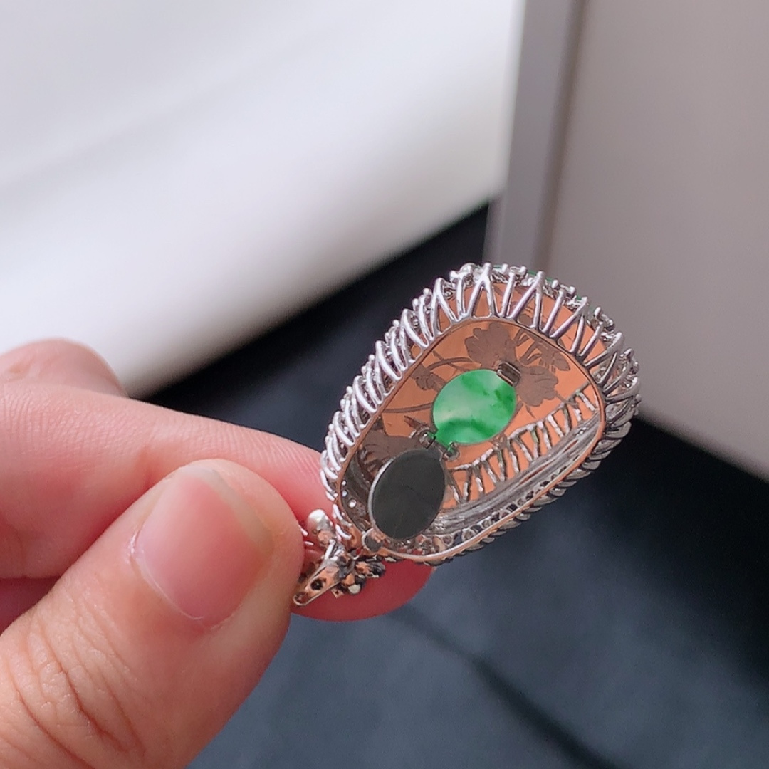 冰飘绿如意吊坠。青翠莹莹，种老冰胶水润，佩戴优雅时尚 货号60525，36.3-17.6-8.7