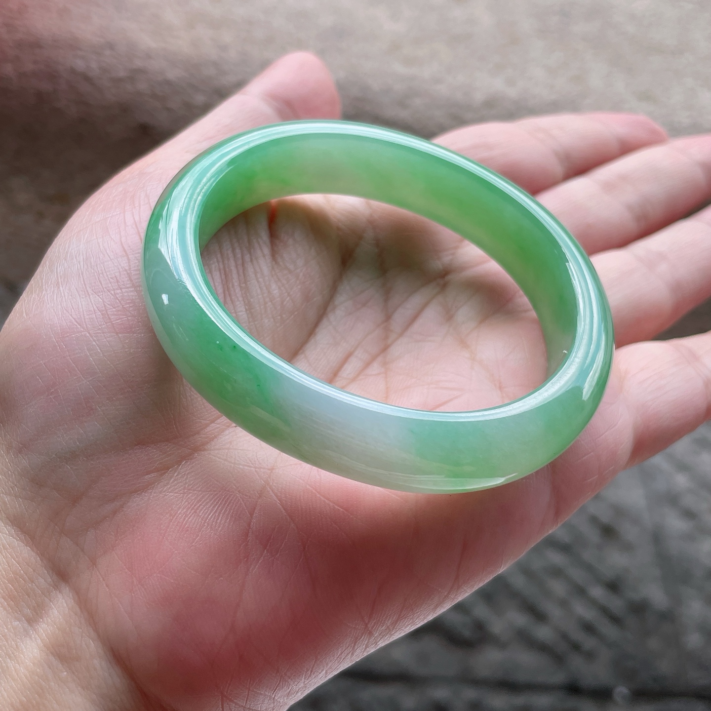 手镯 贵妃53 54 圈口53-47.2-12.2-7.5 编码0527G4 描述糯冰种淡绿，晶莹剔透，水润，种老，色纹