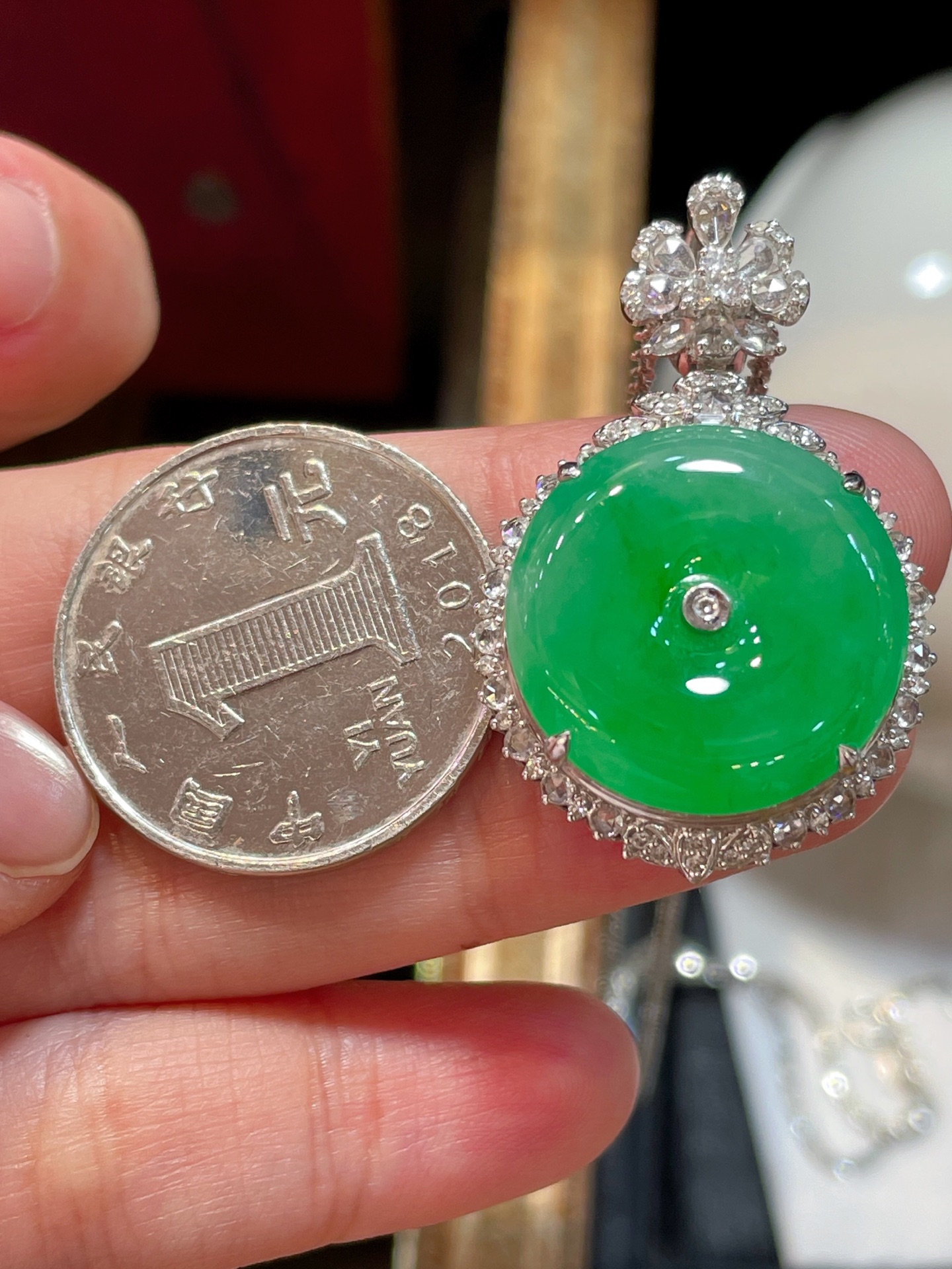 ️ 翡翠满绿平安扣吊坠，质量货，光感强烈 种老细腻，料子水润通透，18k镶，佩戴效果佳，19.9-