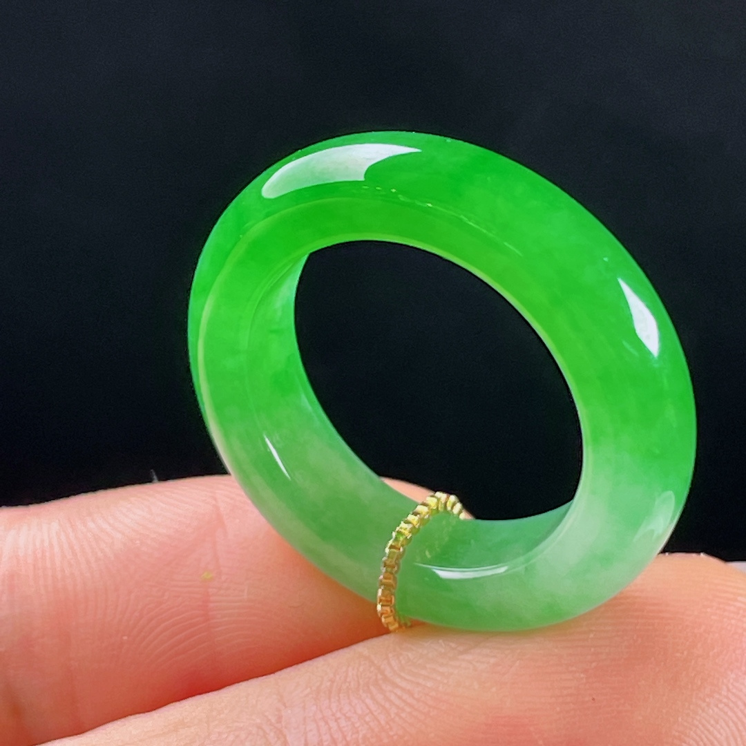 ️冰绿指环，老种起光，细底通透，尺寸：5.8/4.6圈口16mm0527