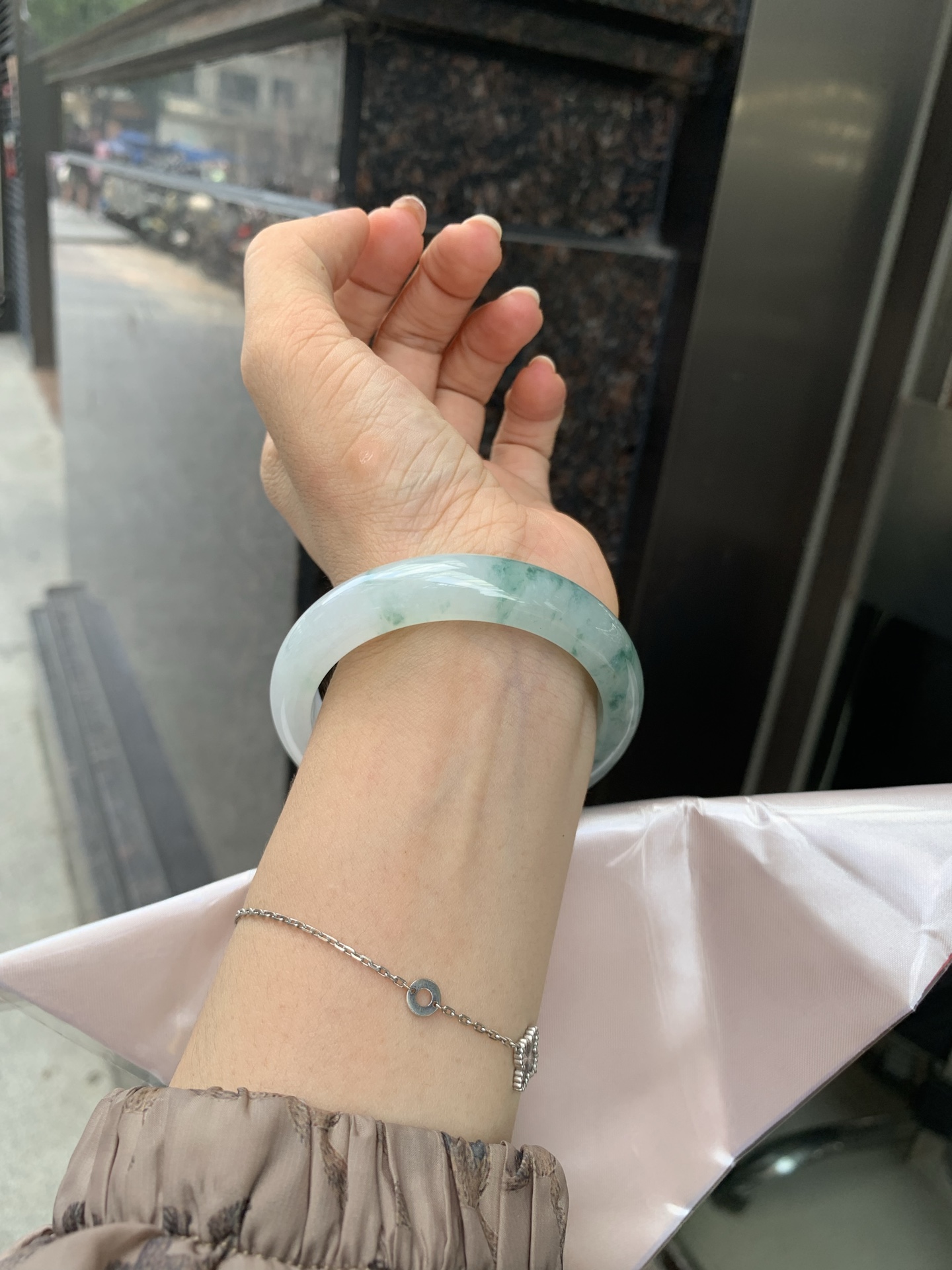 飘花正圈 54.6-7.8-12.4 0527-N781-2 打灯细纹，底妆胶润细腻，蓝花灵动飘逸，勾勒出一幅唯美诗意的山水意境画，古典优雅又秀气