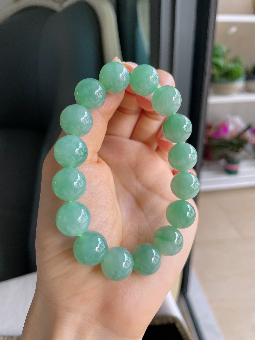 缅甸天然翡翠A货，冰满绿手串，尺寸：12.6mm。【编3840】
