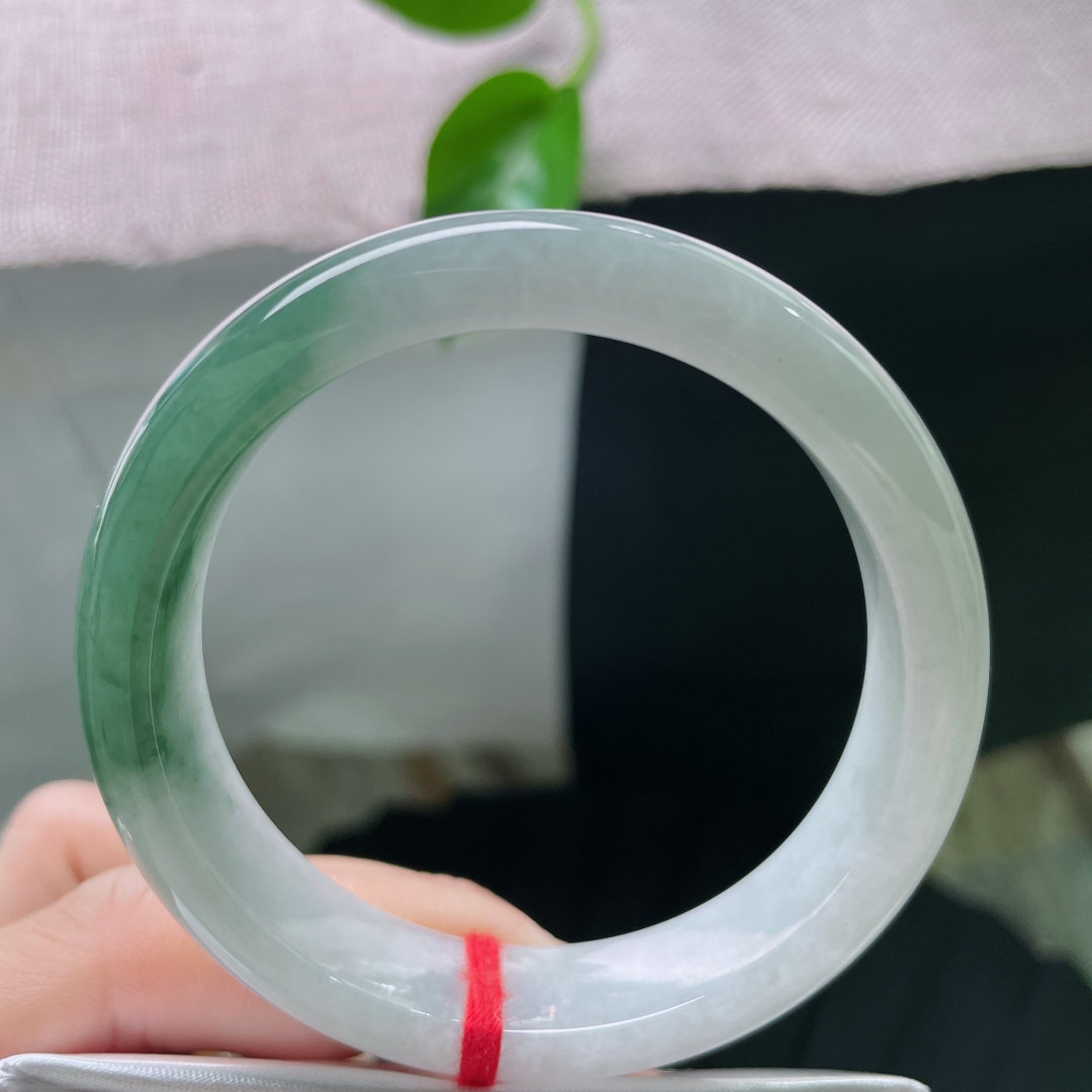 53.3/12.8/7.4，半山水正圈，水墨晕染，天然成画，这是刻在玉里的千里江山。一点指甲纹不显，ss49310a