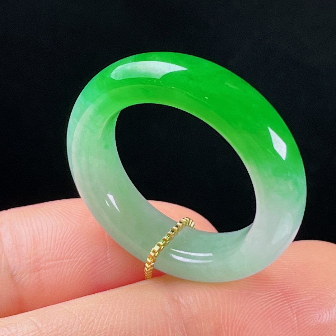 ️阳绿指环，老种起光，细底通透，尺寸：6.6/4.8圈口19.5mm0527
