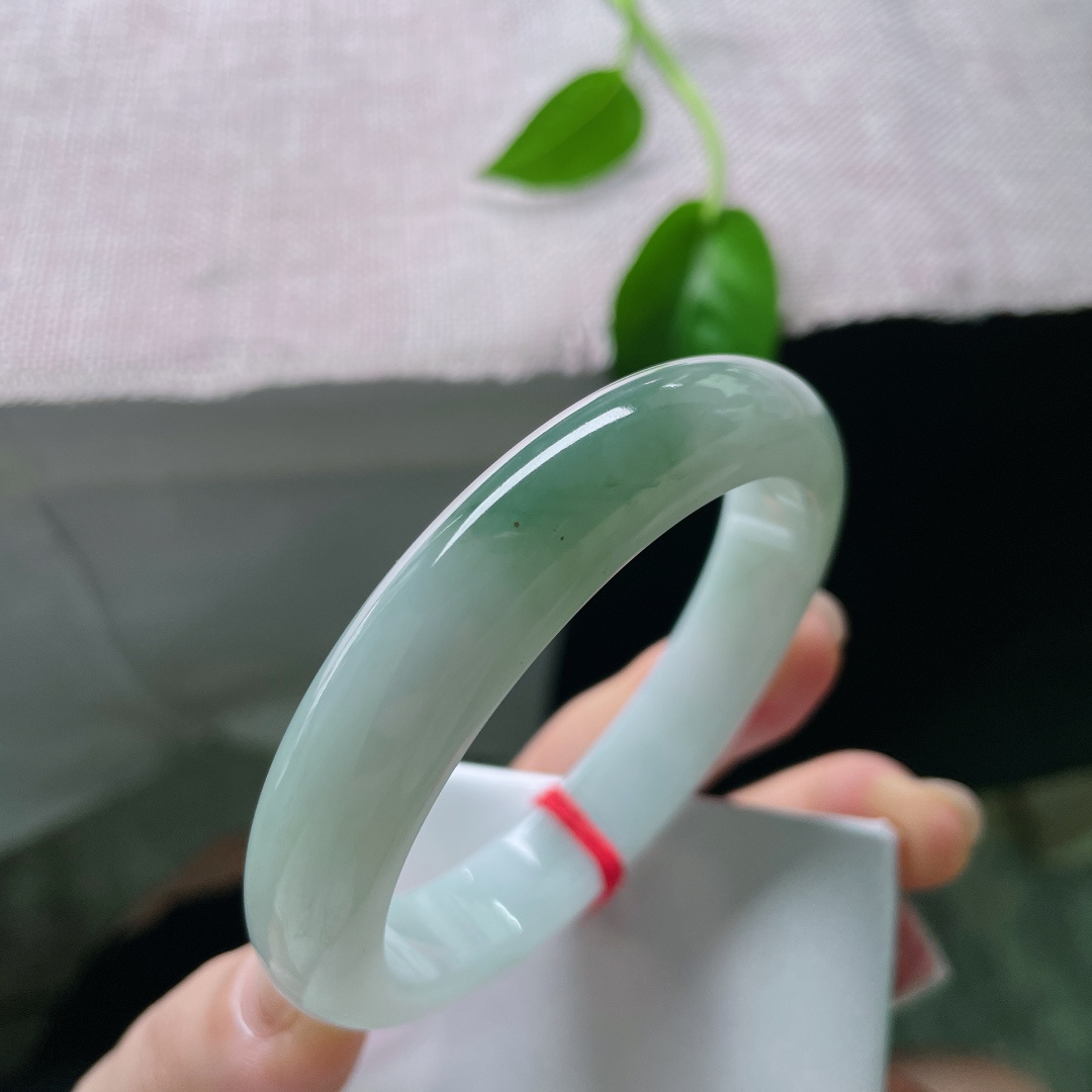 56/12.1/7.9，浅绿底正圈，水润，一抹深色巧思，简约不简单，无裂，ss49277a