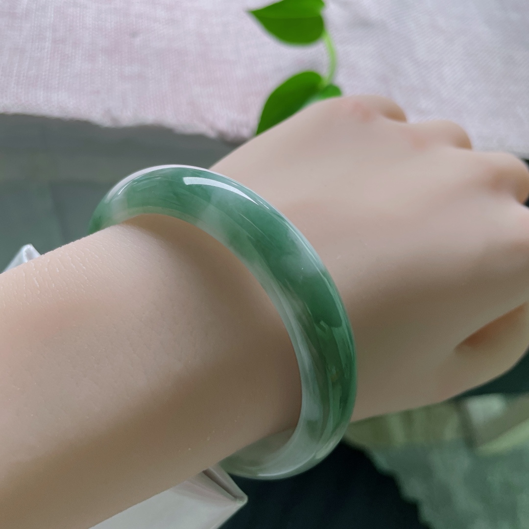 油绿正圈，水润细腻，婉间风华，沉稳贵气，有纹，ss49242a