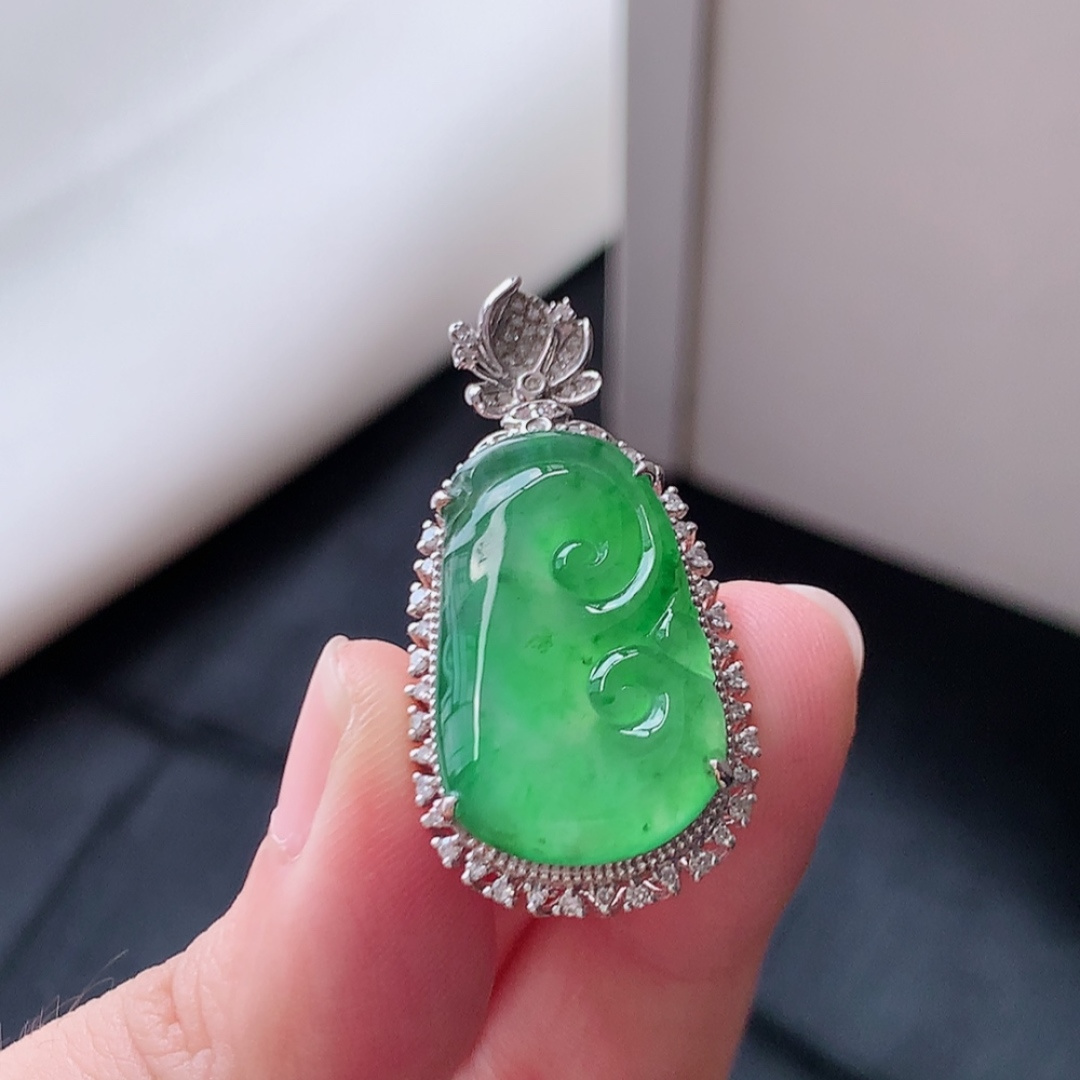 冰飘绿如意吊坠。青翠莹莹，种老冰胶水润，佩戴优雅时尚 货号60525，36.3-17.6-8.7