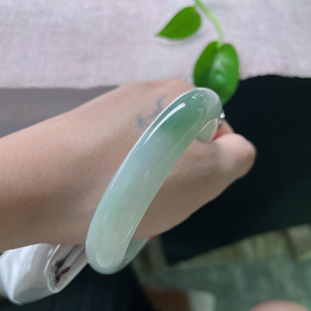 56/12.1/7.9，浅绿底正圈，水润，一抹深色巧思，简约不简单，无裂，ss49277a