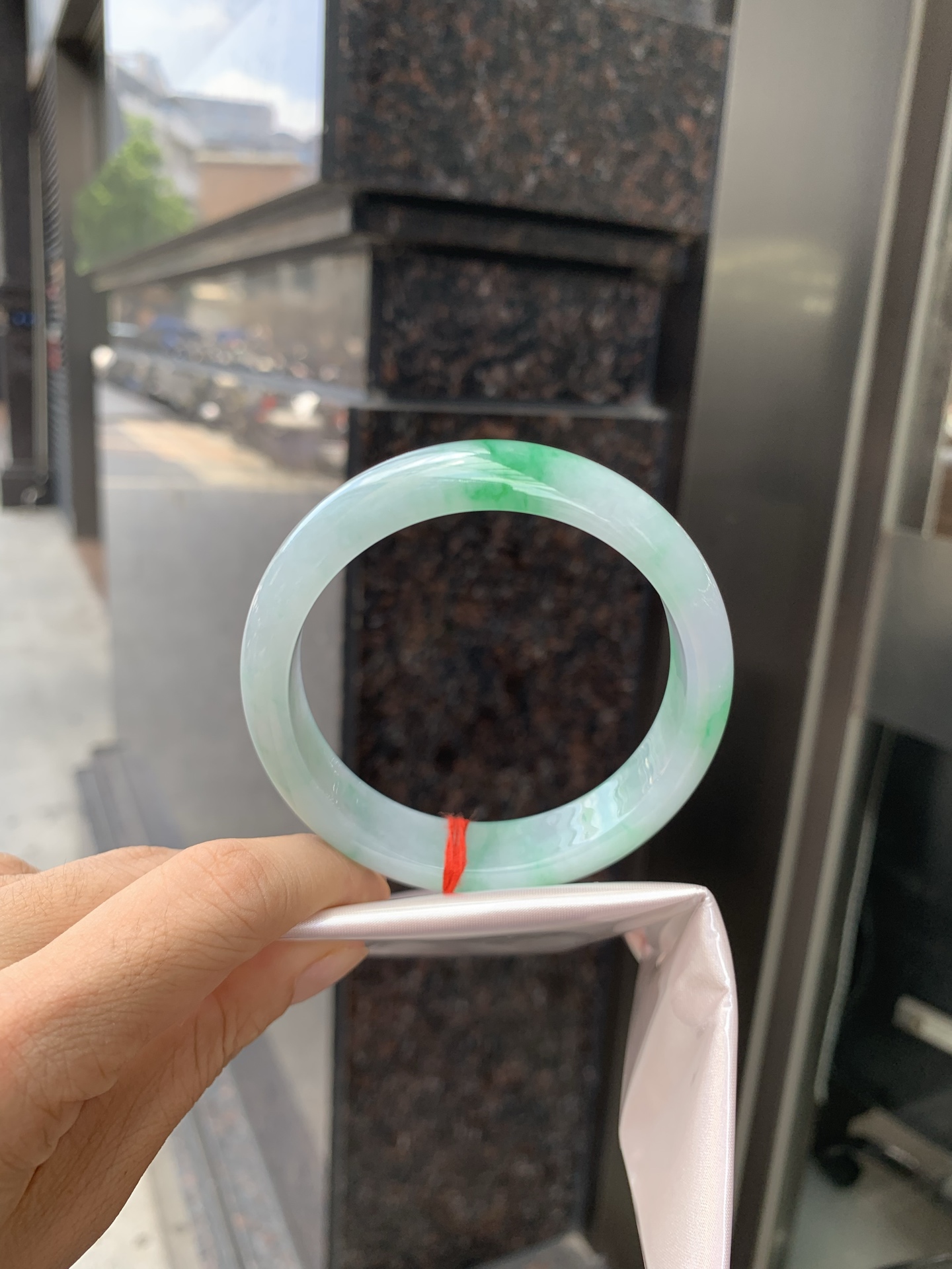 白底青阳绿正圈 58.9-7.5-13.9 0527-231 打灯多处细纹，不影响，底妆水润细腻，满圈阳绿花色点睛之笔，更显灵动，有生命力。