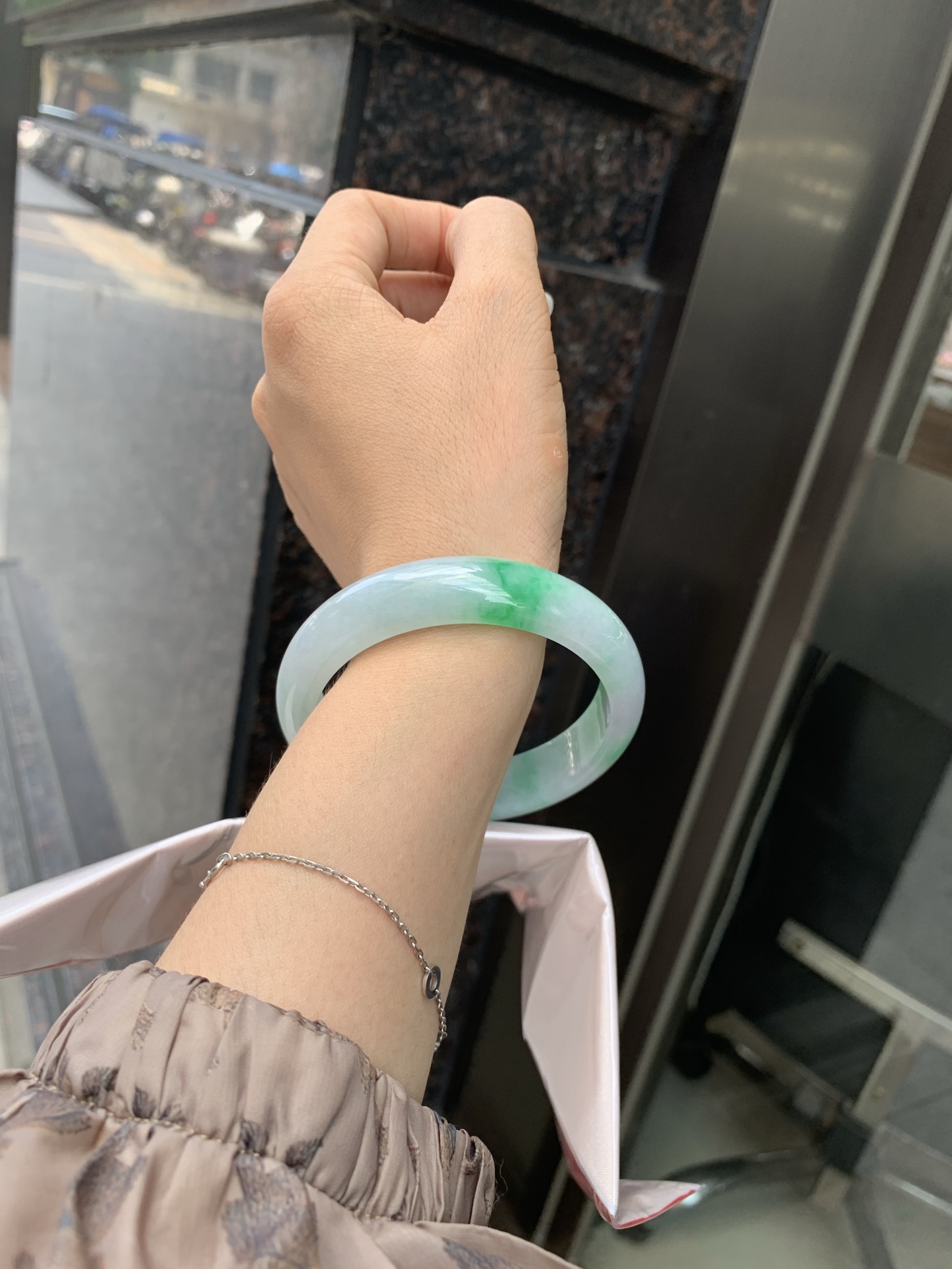 白底青阳绿正圈 58.9-7.5-13.9 0527-231 打灯多处细纹，不影响，底妆水润细腻，满圈阳绿花色点睛之笔，更显灵动，有生命力。