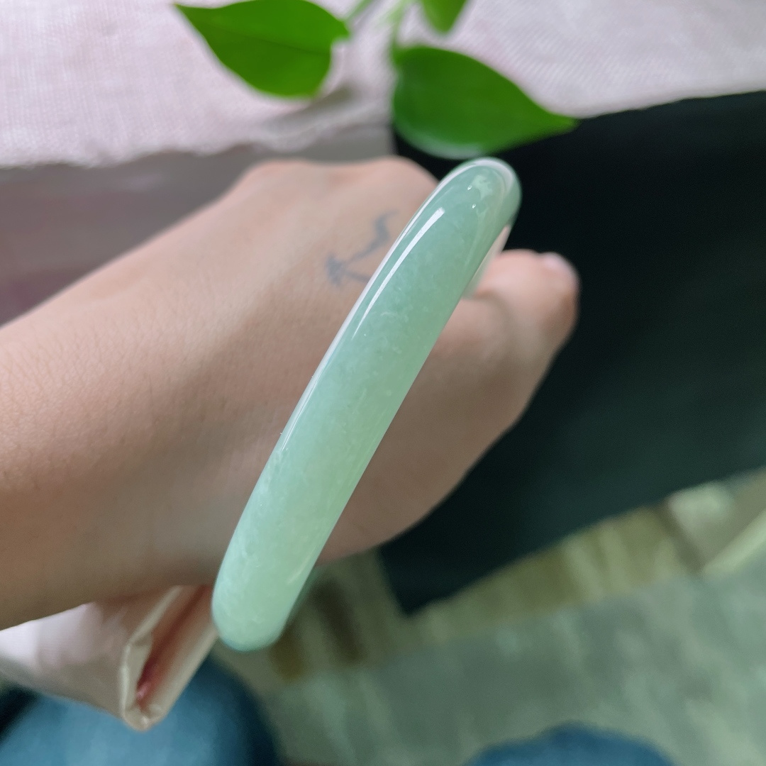 绿底圆条，水润，肉质细腻干净，温柔又优雅，充满灵气，无裂，ss52629a