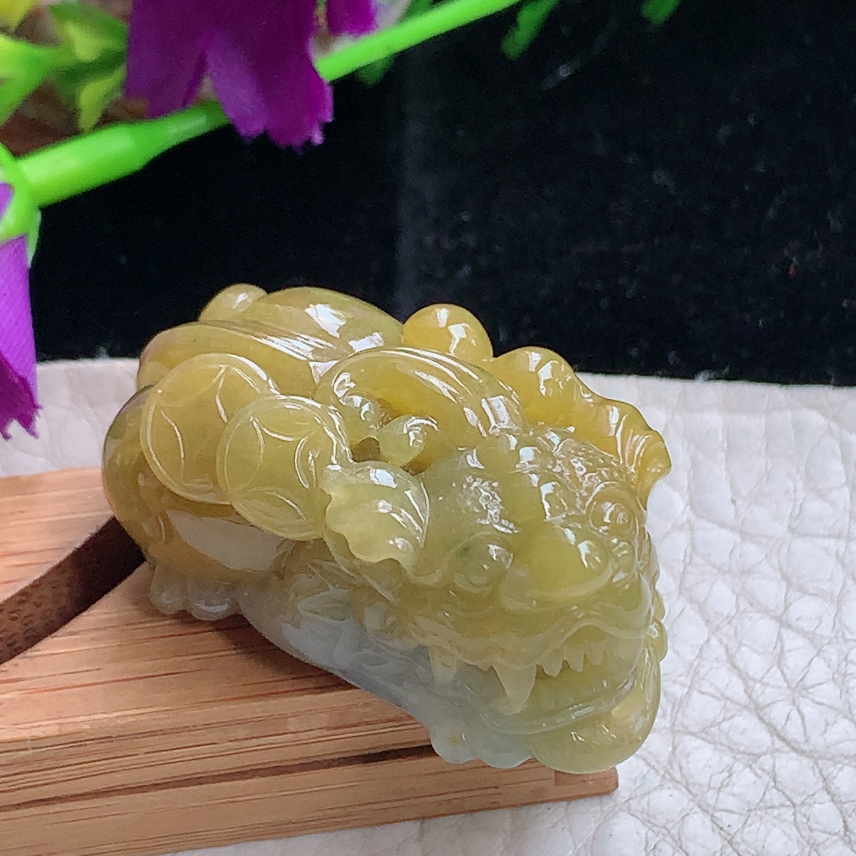 lz实拍37*15.3*17.5天然缅甸翡翠a货冰黄招财貔貔 玉皮休玉吊坠 玉挂件