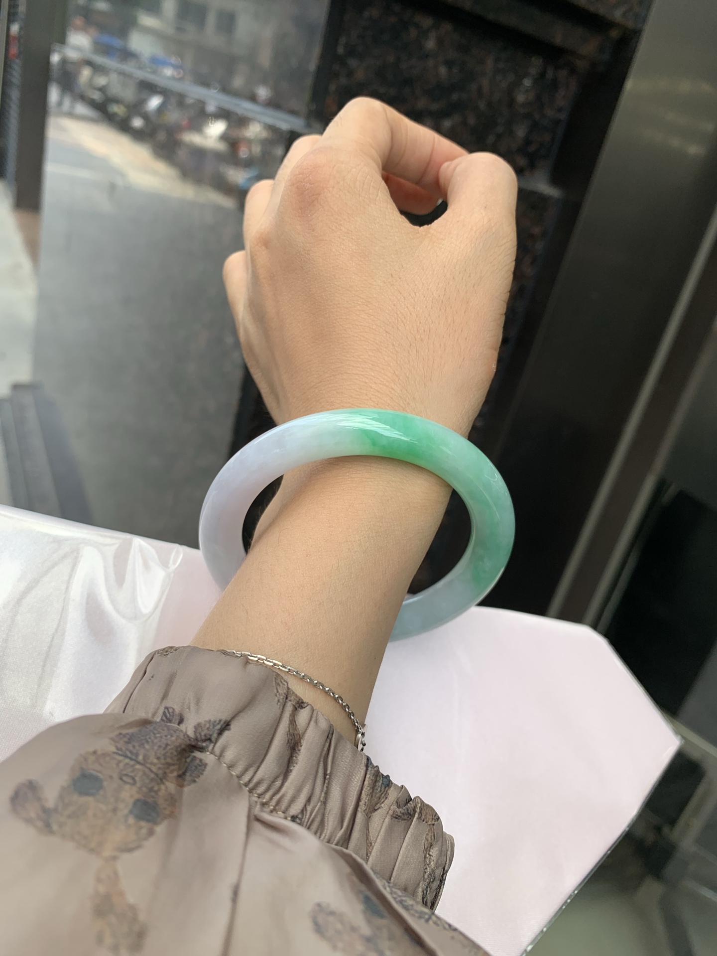 白底青半山水圆条 0527-N781-1 打灯棉线，不影响，底妆水润细腻，半圈绿花色点睛之笔，半山半水，一镯两戴，更显灵动，有生命力。