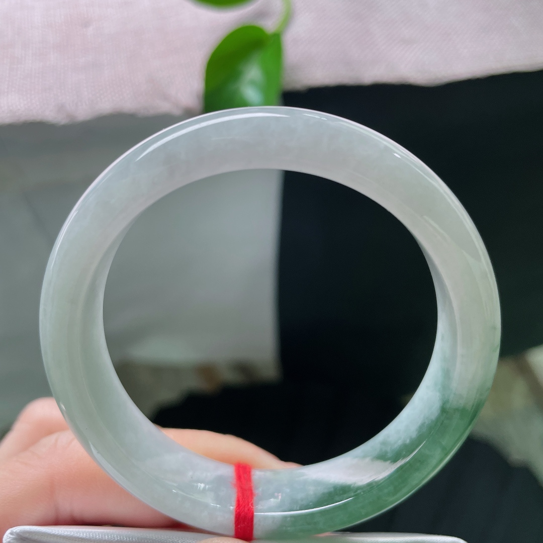 53.3/12.8/7.4，半山水正圈，水墨晕染，天然成画，这是刻在玉里的千里江山。一点指甲纹不显，ss49310a
