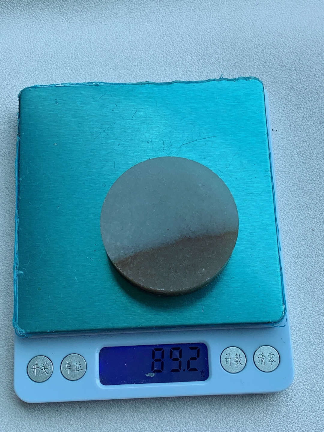 【材料】️冰黄翡/牌子料/镯心料/板料/特色料【题材】可做牌子、人物、山水、动物、花件……等推荐参考【尺寸】50.8-13【重量】89.2克材料优选•冰白凝霜覆玉圆，暖黄熔金下半沿。•黄翡自古寓福禄金运，冰白藏纯粹清宁，一料兼得双色意境，是难得的特色巧雕原料。素作圆无事牌，可衬金白交融的雅致质感；巧雕山水、瑞兽、花鸟，则能借上下分色巧构画面，金层雕山峦瑞气，白底衬流云清境。方寸圆玉握于掌心，藏金福、守清安，佩戴显温润贵气，收藏独具稀缺巧色之韵，静候良工赋形，纳满堂福禄安康。