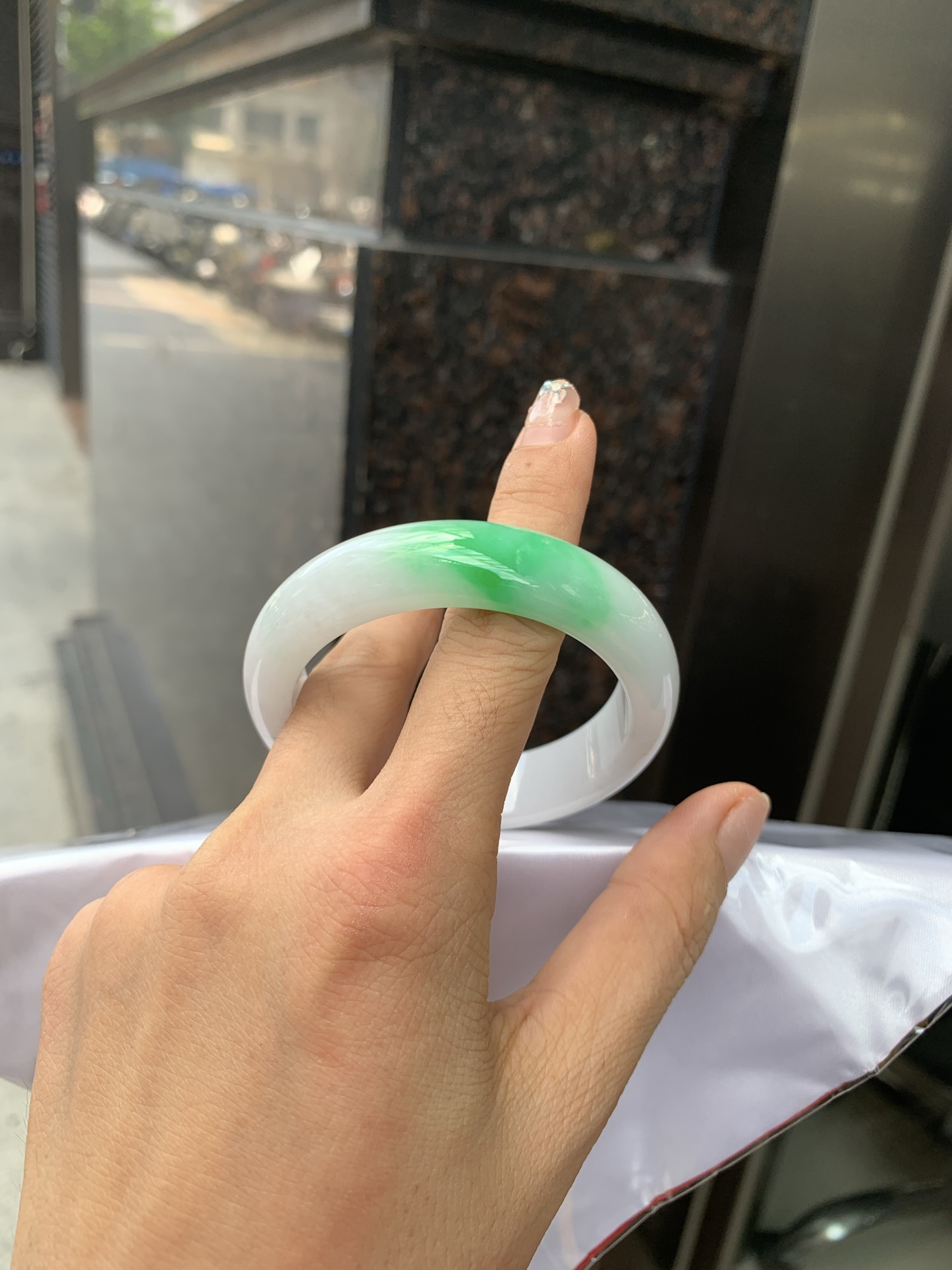 白底青阳绿正圈 52.5-7.8-13.3 0527-231 打灯细纹，不影响，底妆水润细腻，一抹阳绿花色点睛之笔，更显灵动，有生命力。