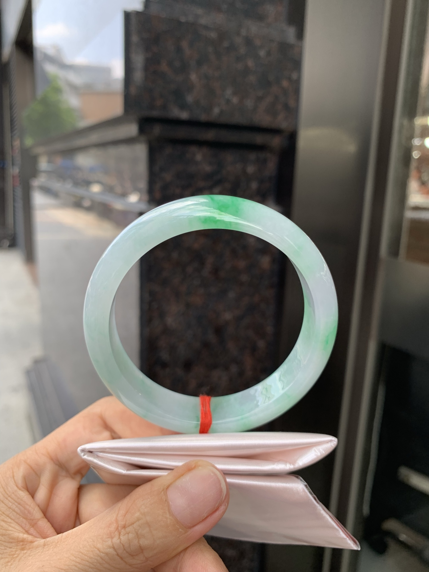 白底青阳绿正圈 58.9-7.5-13.9 0527-231 打灯多处细纹，不影响，底妆水润细腻，满