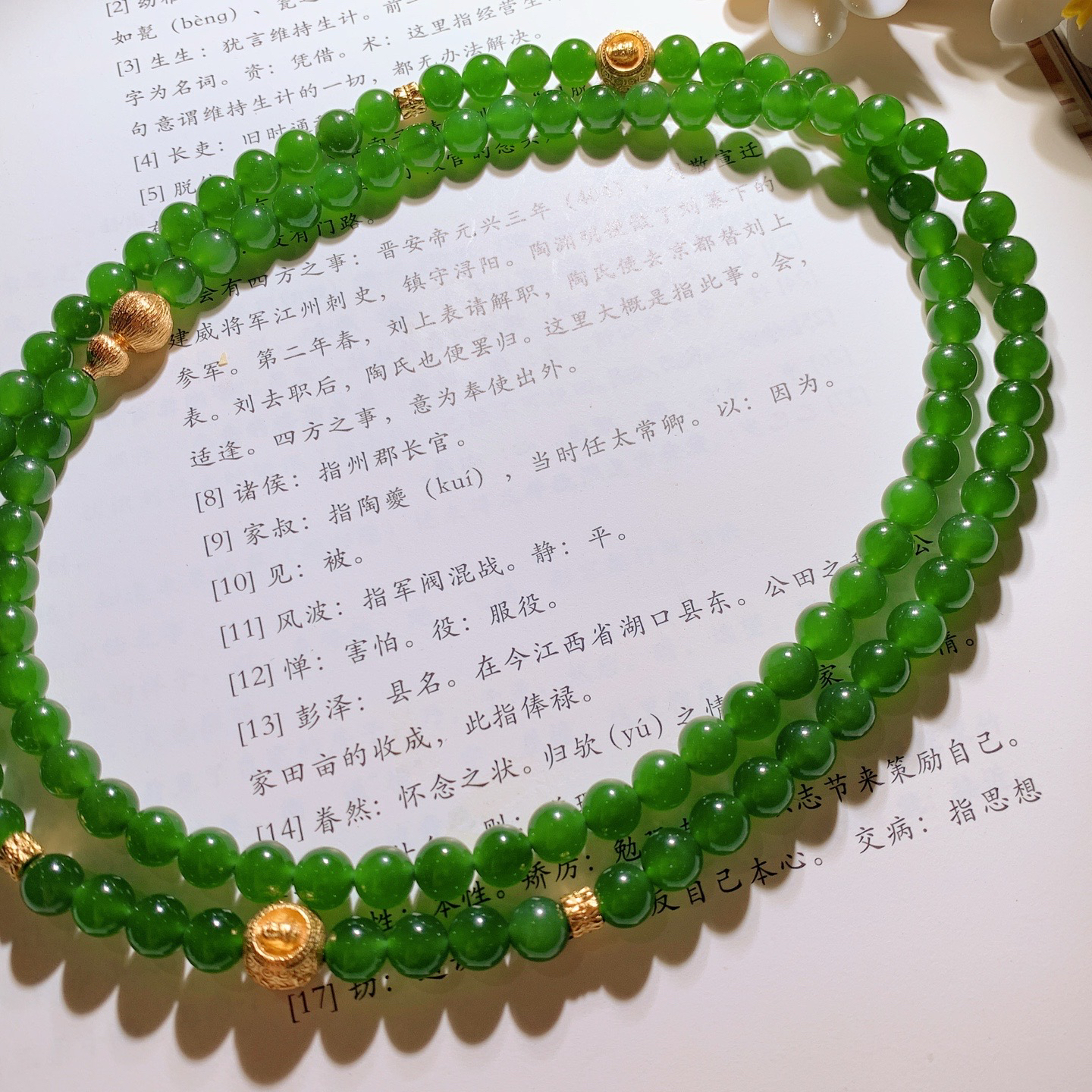 和田玉阳绿俄罗斯碧玉佛珠项链。单颗尺寸6重39.5克。玉质细腻油润。手推出油。佩戴高端典雅。lt260525