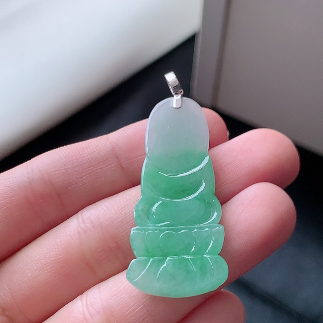 冰飘绿观音吊坠。翠色明媚 种老水润，饱满细腻，佩戴优雅时尚 货号35525，40.2-17.7-4.3