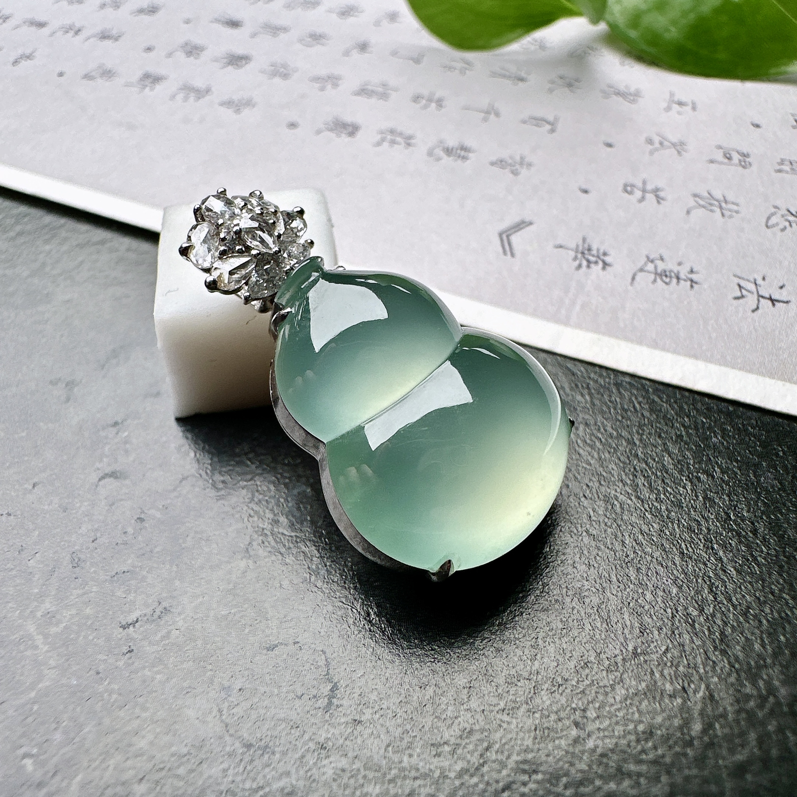 【冰种天空蓝葫芦吊坠】精品，起钢光，种地上乘，冰感十足，通透起光，饱满圆润，18k金钻镶嵌，裸石尺寸19.3*15.2*6.8毫米。