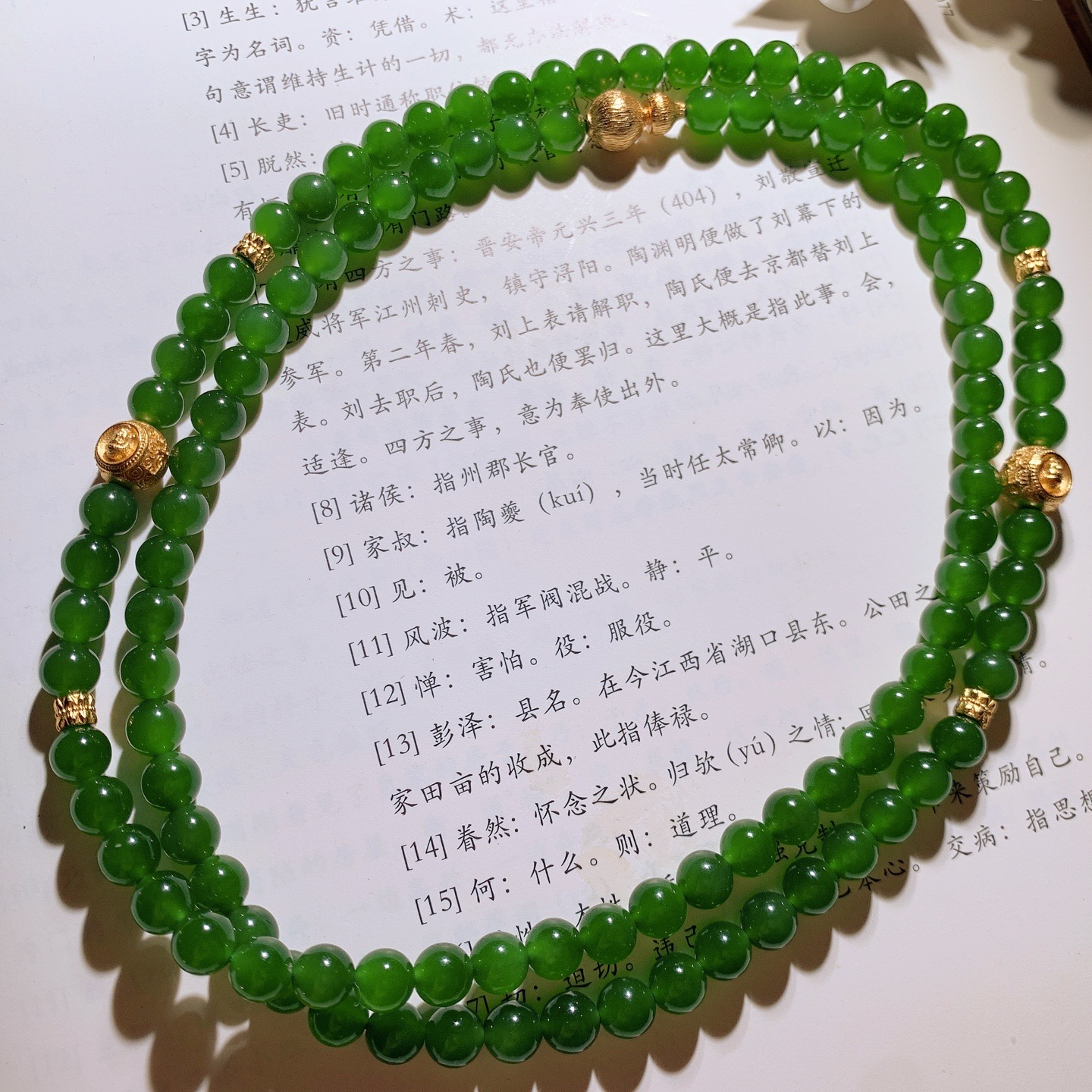 和田玉阳绿俄罗斯碧玉佛珠项链。单颗尺寸6重39.5克。玉质细腻油润。手推出油。佩戴高端典雅。lt260525